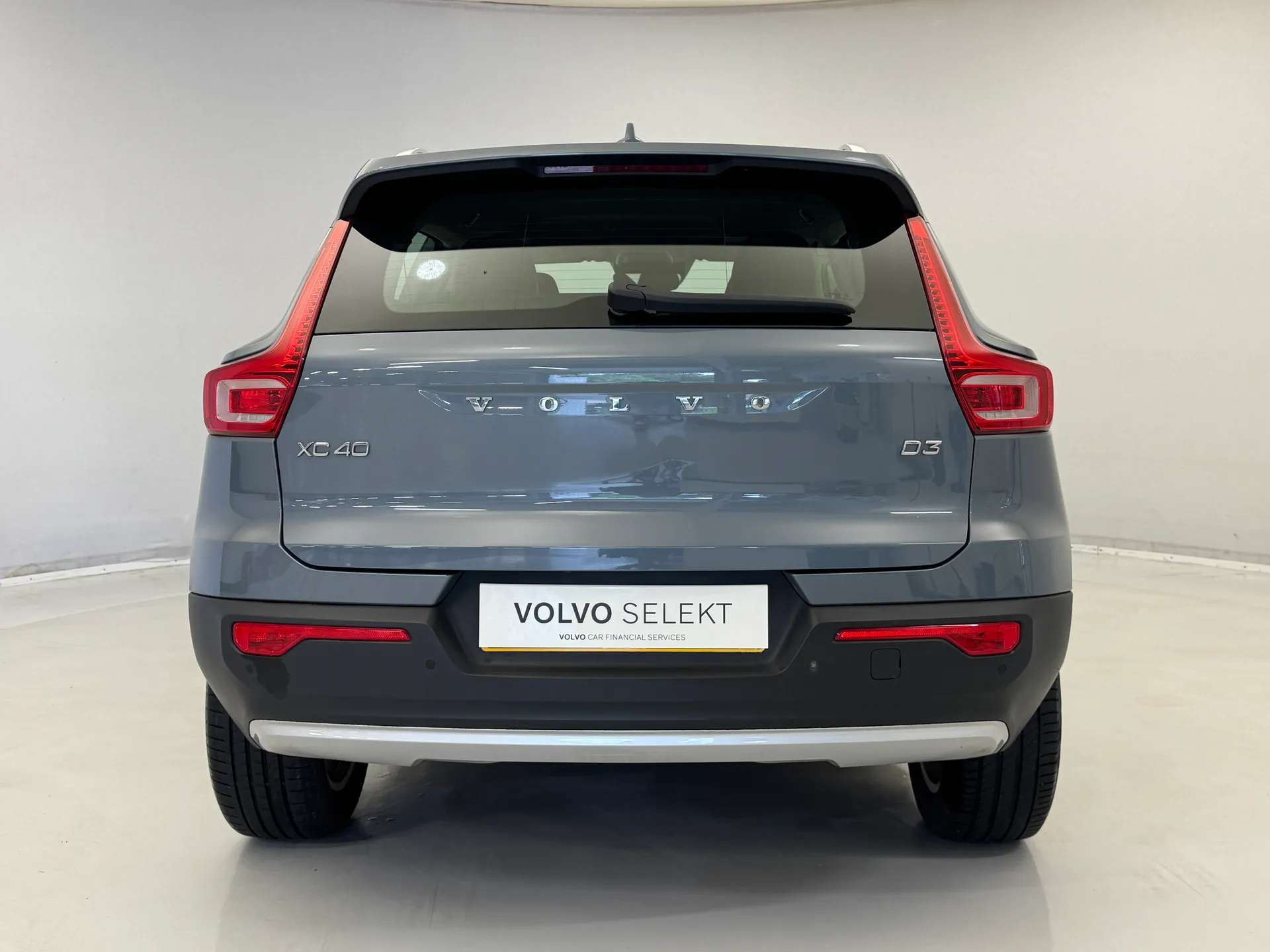 A 2020 VOLVO XC40 2.0 D3 Momentum 5dr A 2020 VOLVO XC40 2.0 D3 Momentum 5dr