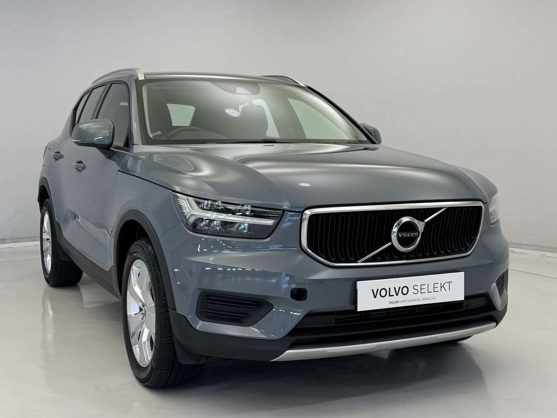 A 2020 VOLVO XC40 2.0 D3 Momentum 5dr A 2020 VOLVO XC40 2.0 D3 Momentum 5dr