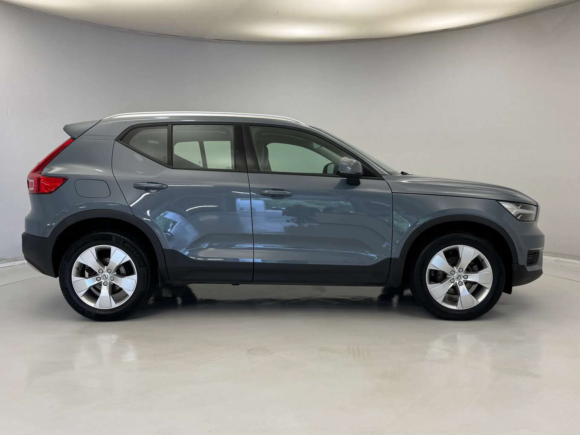 A 2020 VOLVO XC40 2.0 D3 Momentum 5dr A 2020 VOLVO XC40 2.0 D3 Momentum 5dr