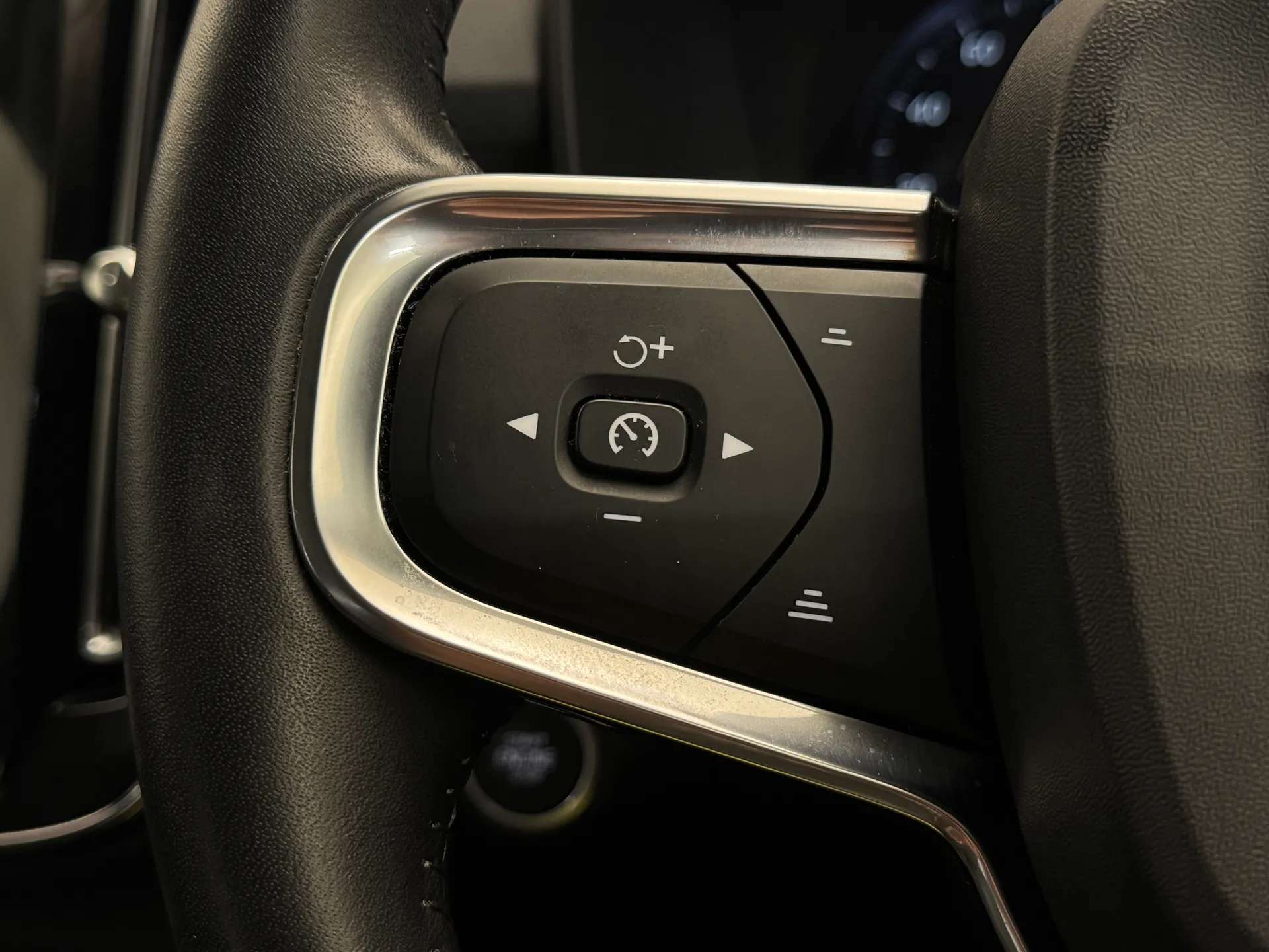 2020 VOLVO XC40 2020 VOLVO XC40