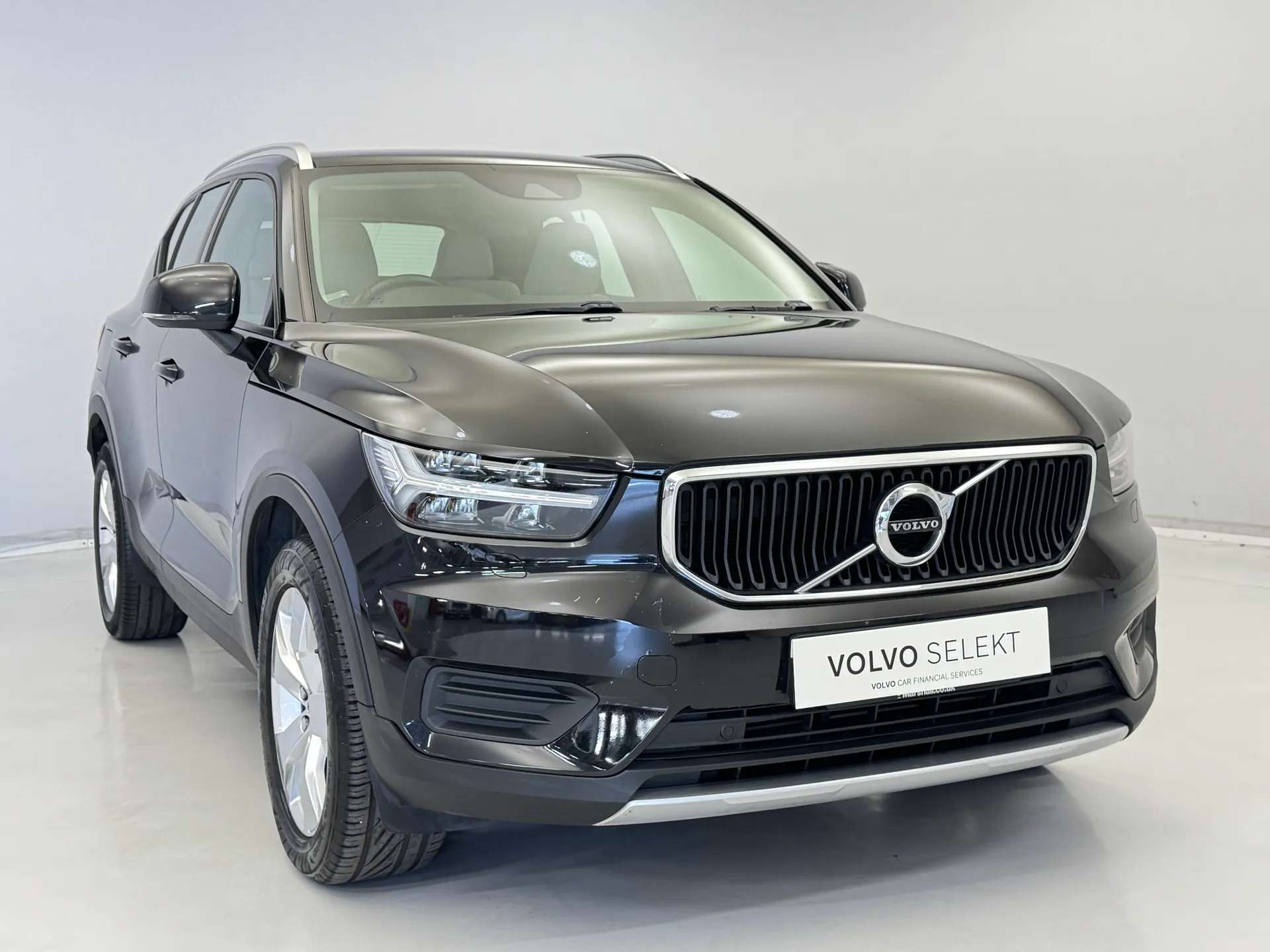 A 2019 VOLVO XC40 2.0 D3 Momentum 5dr A 2019 VOLVO XC40 2.0 D3 Momentum 5dr
