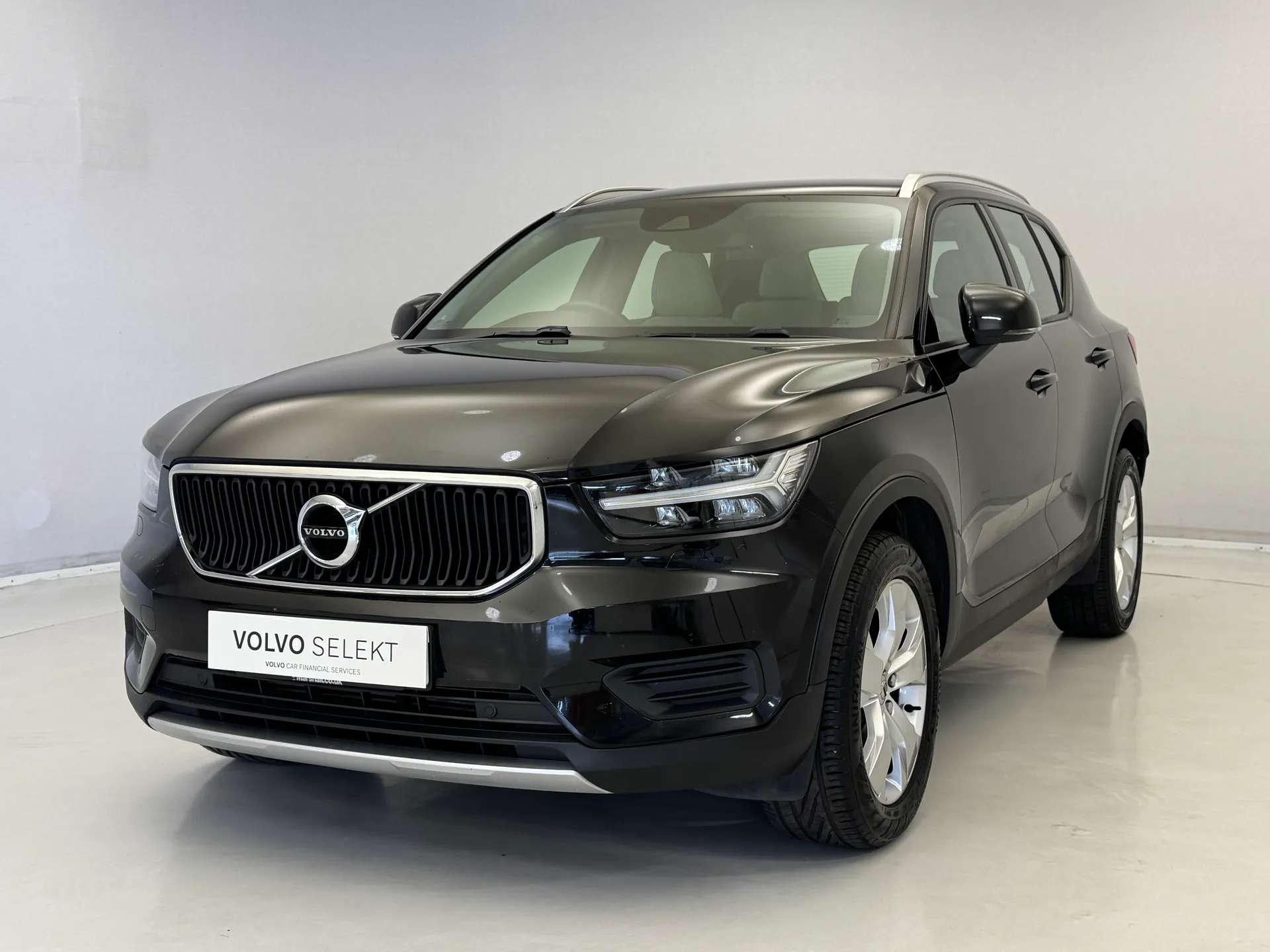 A 2019 VOLVO XC40 2.0 D3 Momentum 5dr A 2019 VOLVO XC40 2.0 D3 Momentum 5dr