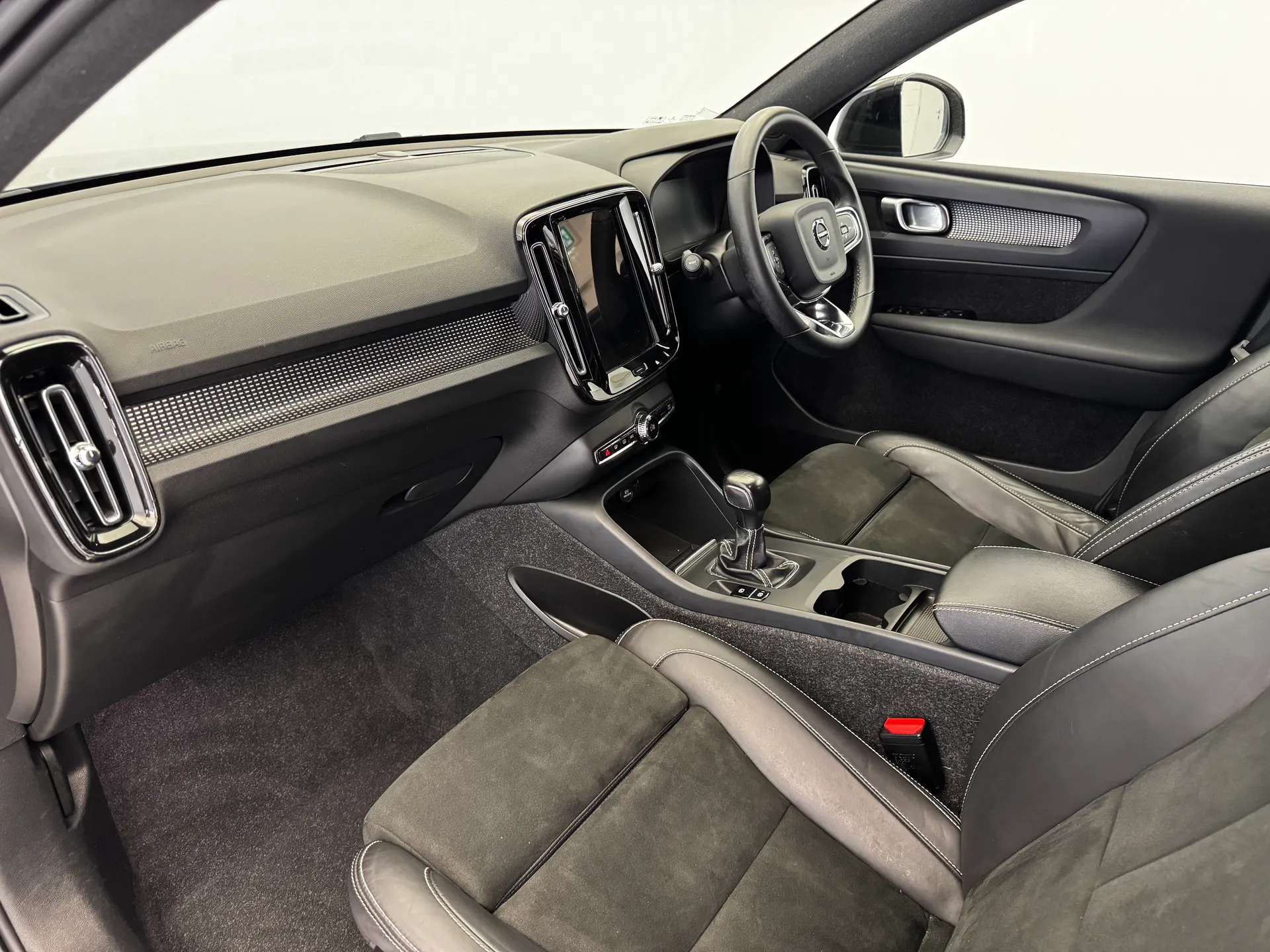 2022 VOLVO XC40 2022 VOLVO XC40