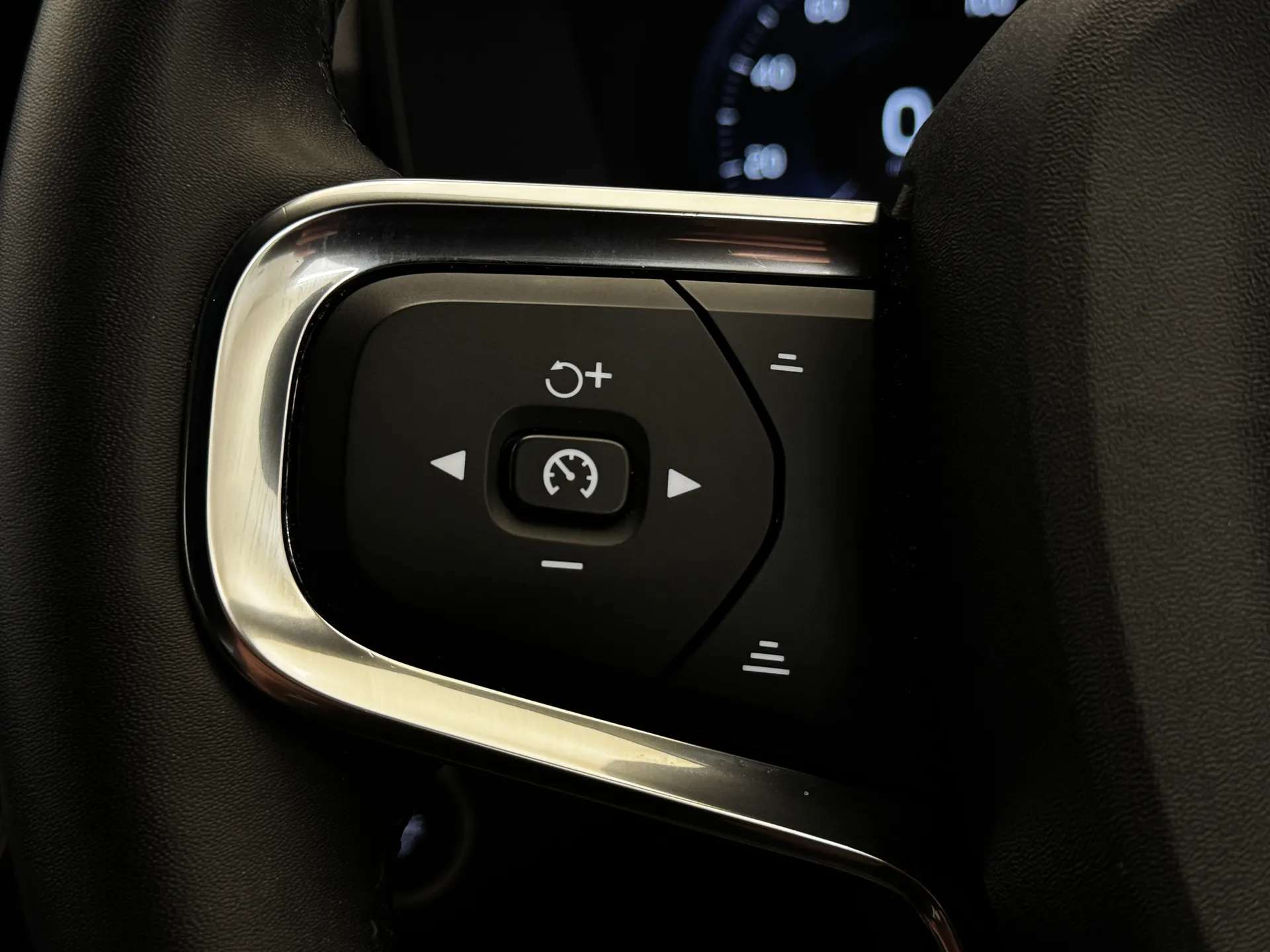2022 VOLVO XC40 2022 VOLVO XC40