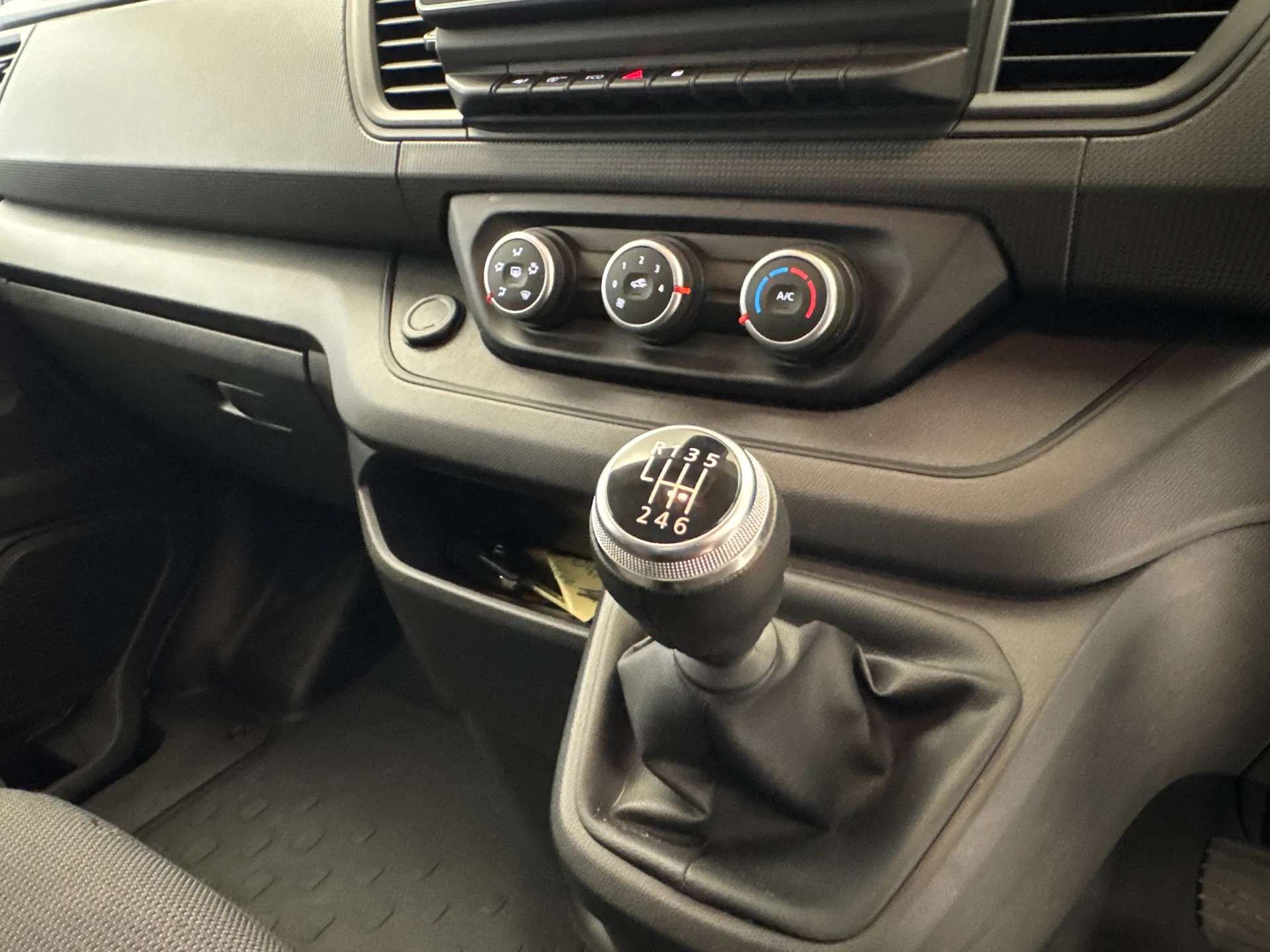 2024 RENAULT TRAFIC 2024 RENAULT TRAFIC