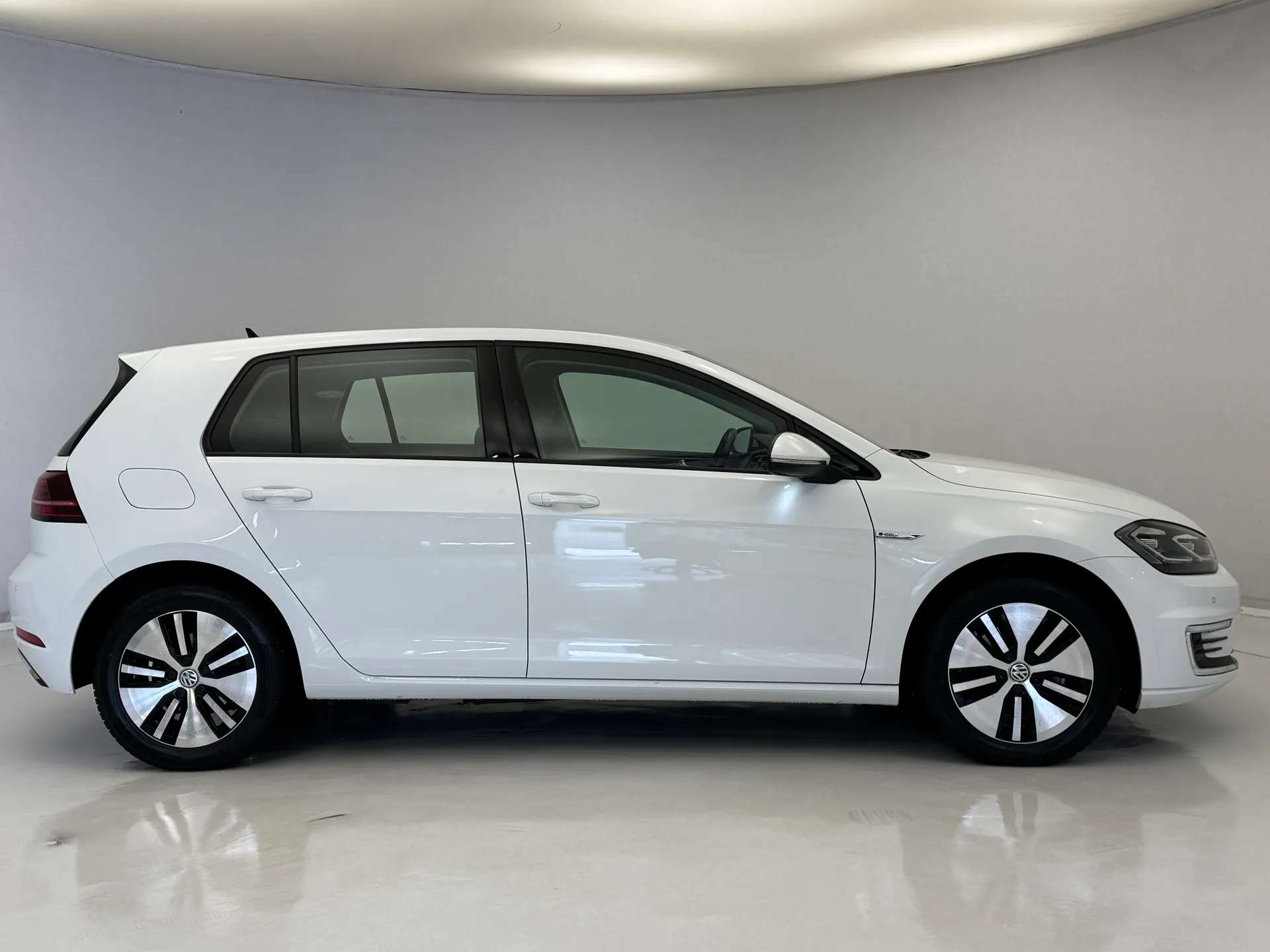 A 2020 VOLKSWAGEN GOLF 99kW e-Golf 35kWh 5dr Auto ð Volkswagen e-Golf 99kW ð A 2020 VOLKSWAGEN GOLF 99kW e-Golf 35kWh 5dr Auto ð Volkswagen e-Golf 99kW ð