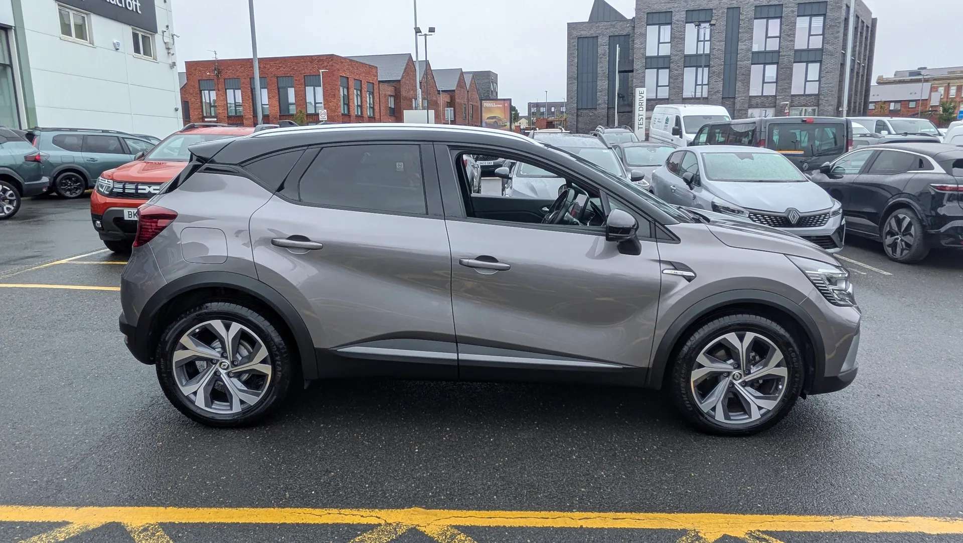 A 2022 RENAULT CAPTUR 1.3 Mild hybrid 140 R.S. Line 5dr A 2022 RENAULT CAPTUR 1.3 Mild hybrid 140 R.S. Line 5dr