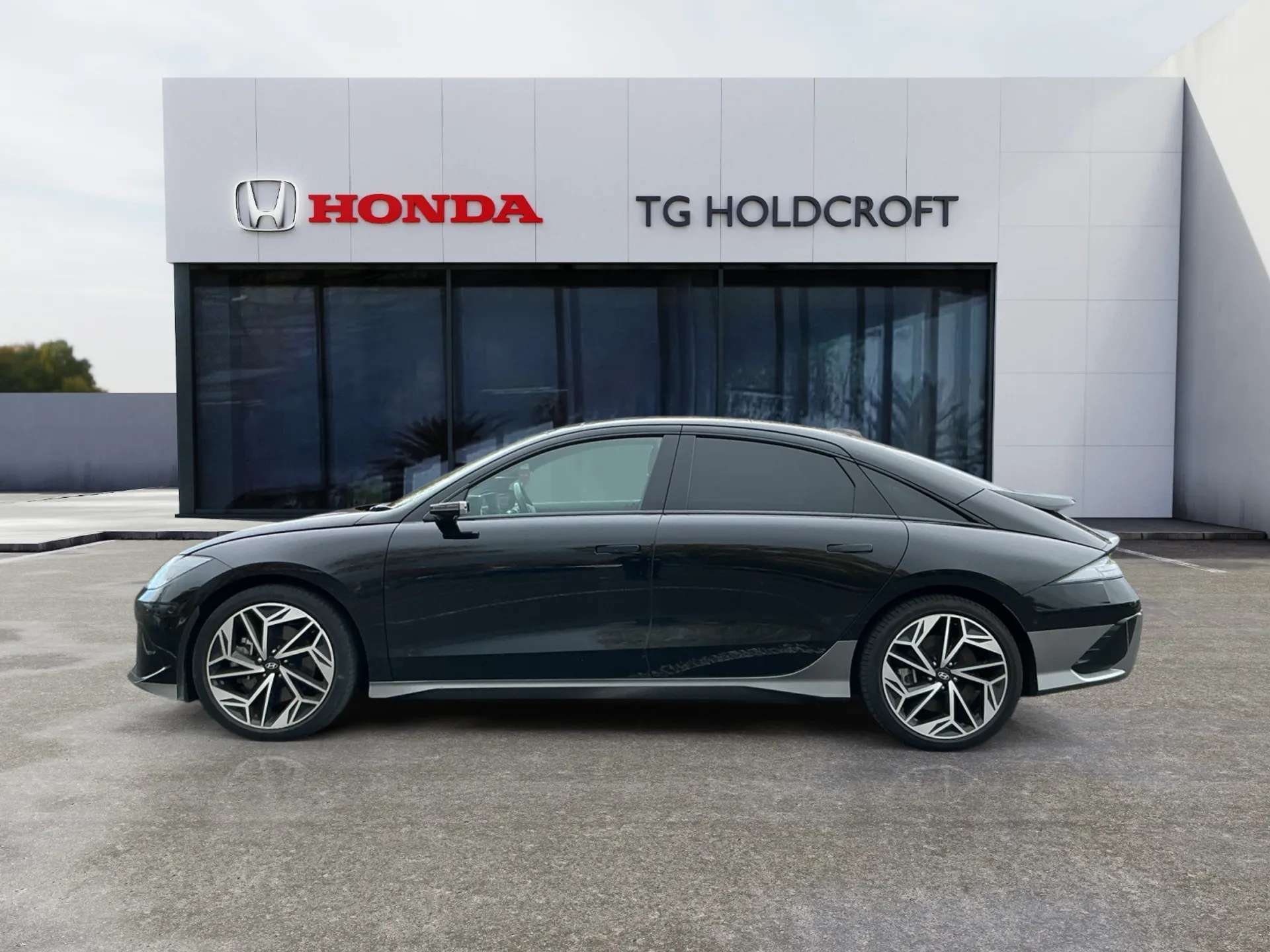 A 2024 HYUNDAI IONIQ 6 239kW Ultimate 77kWh 4dr AWD Auto A 2024 HYUNDAI IONIQ 6 239kW Ultimate 77kWh 4dr AWD Auto