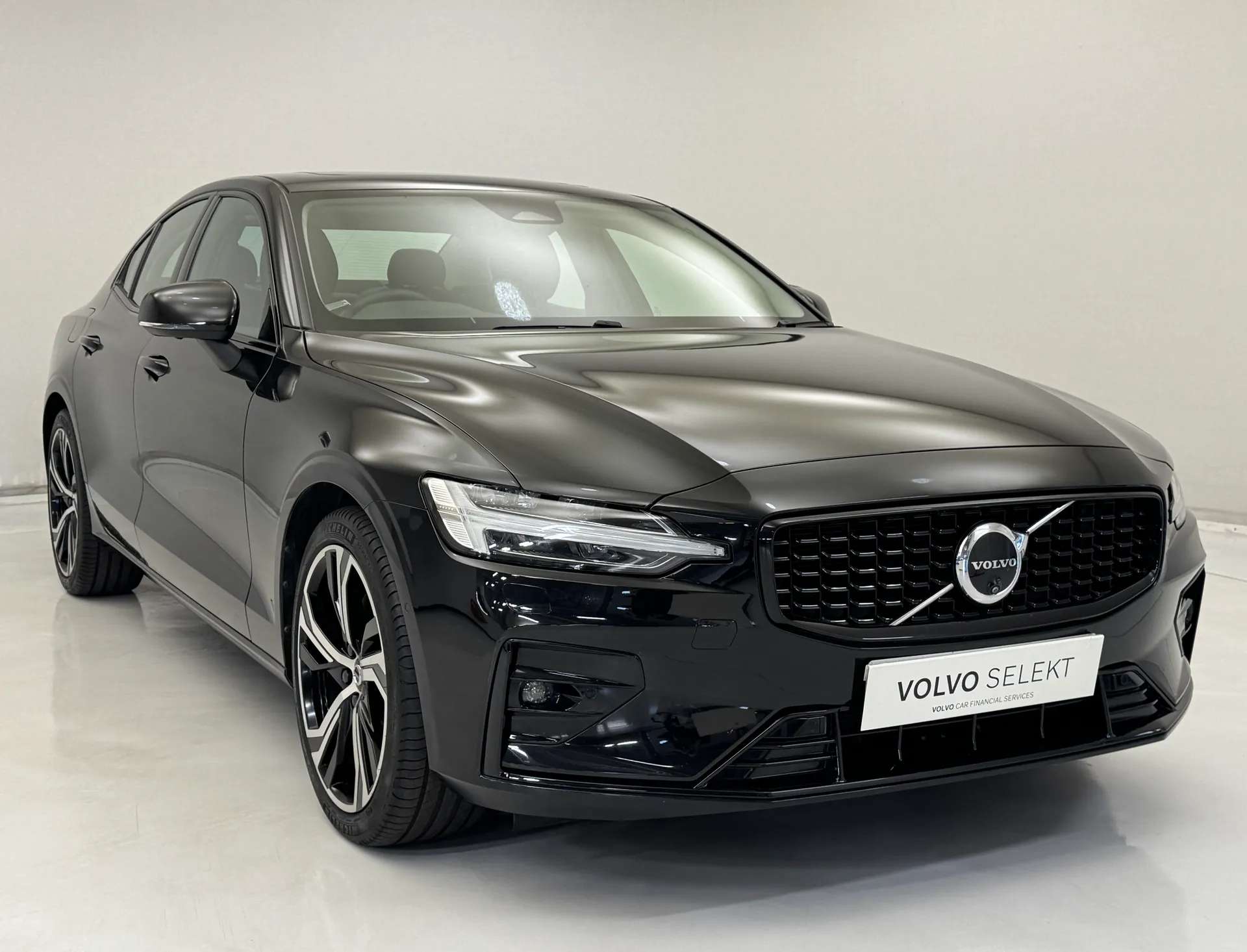 A 2023 VOLVO S60 2.0 B5P Ultimate Dark 4dr AWD Auto A 2023 VOLVO S60 2.0 B5P Ultimate Dark 4dr AWD Auto