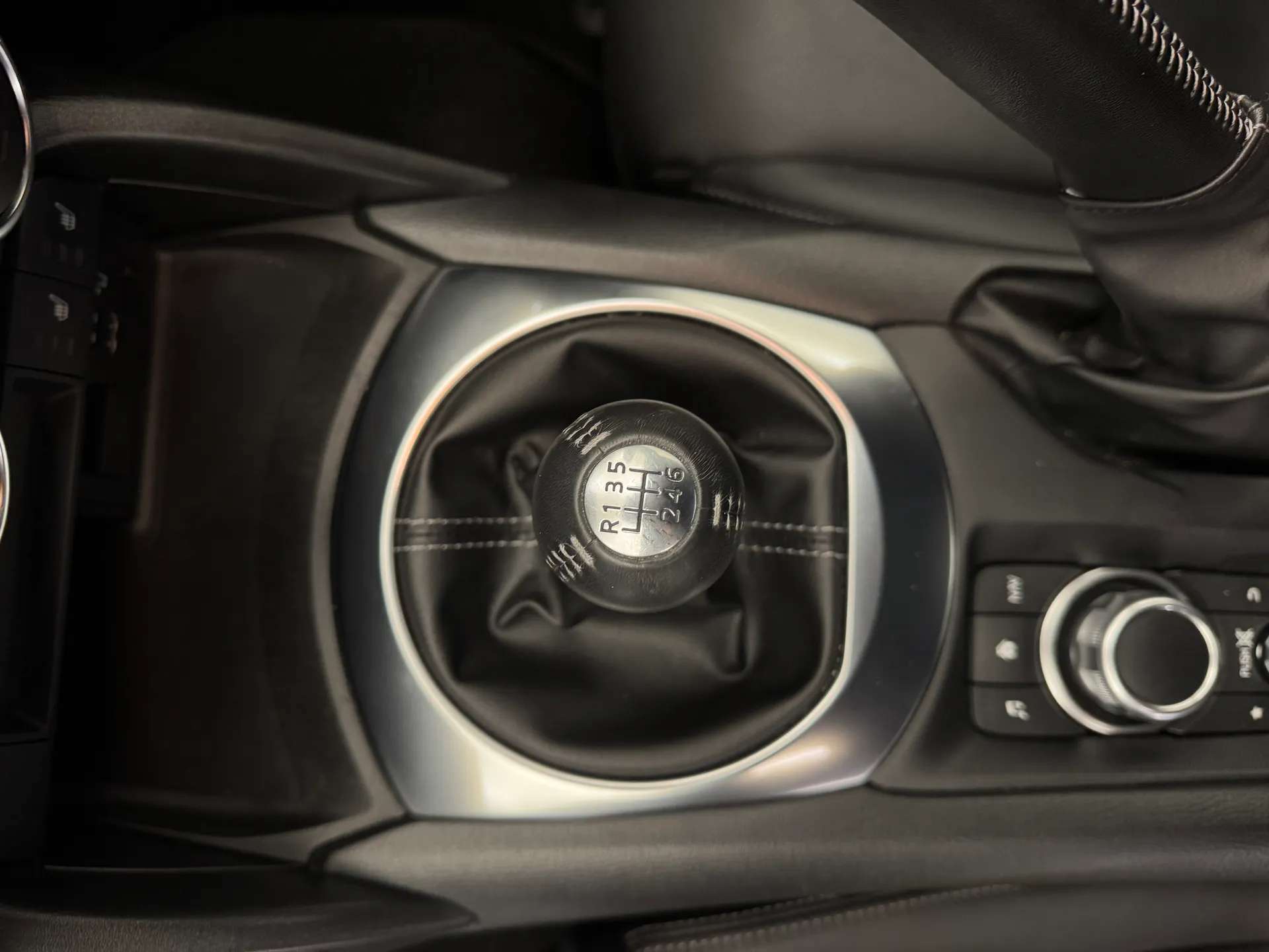 2022 MAZDA MX-5 2022 MAZDA MX-5