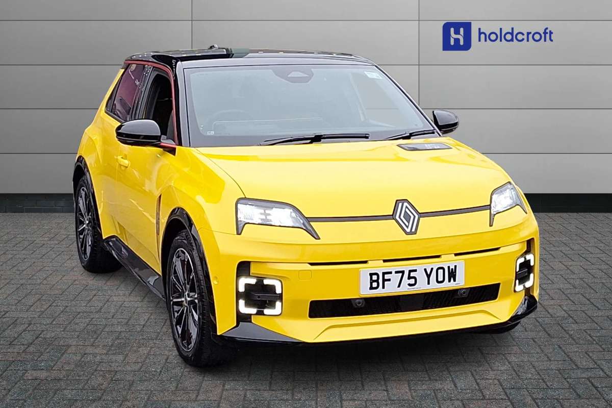 Check out this Renault 5 2025 Electric Automatic