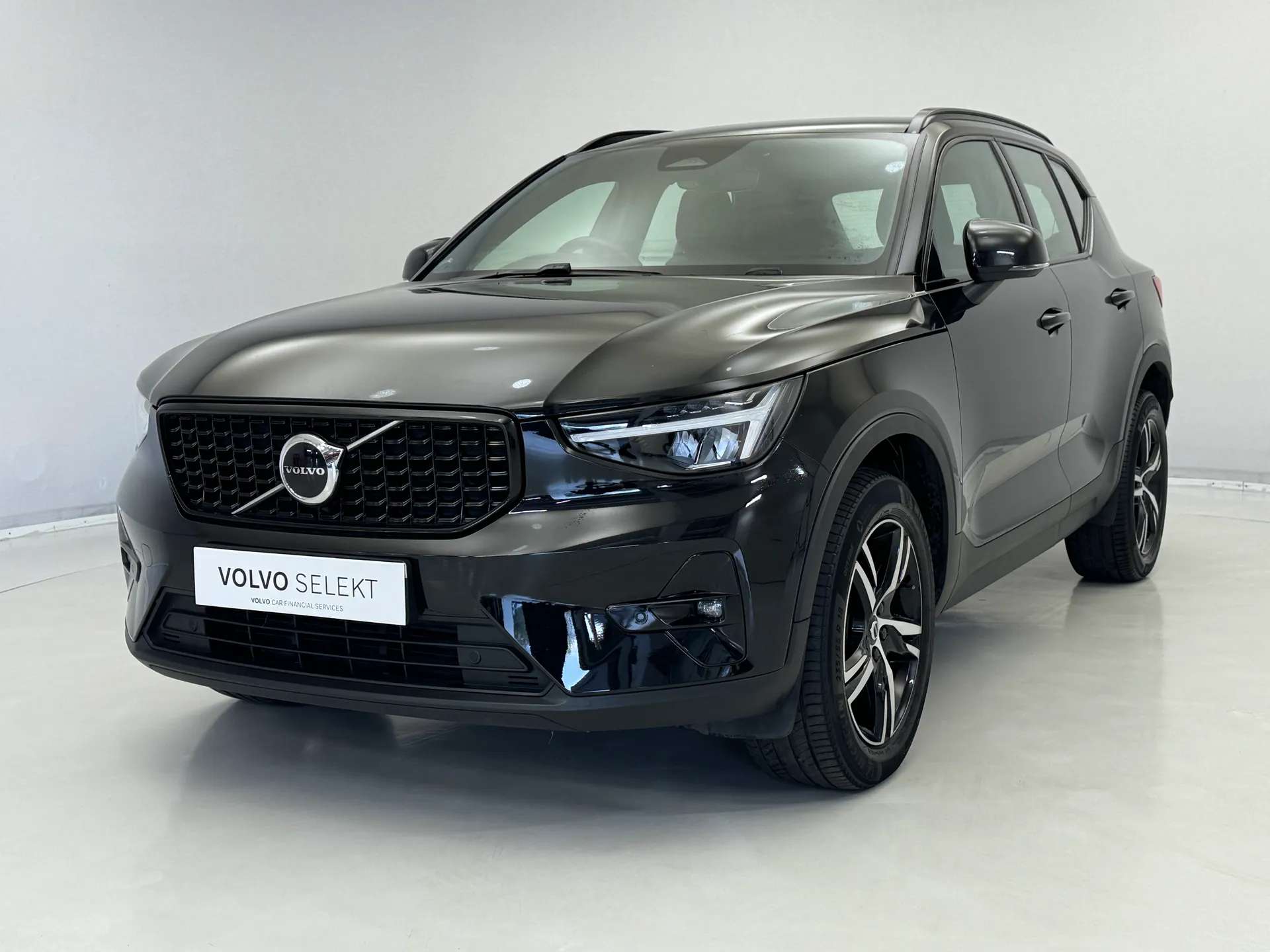 A 2022 VOLVO XC40 2.0 B4P Plus Dark 5dr AWD Auto A 2022 VOLVO XC40 2.0 B4P Plus Dark 5dr AWD Auto