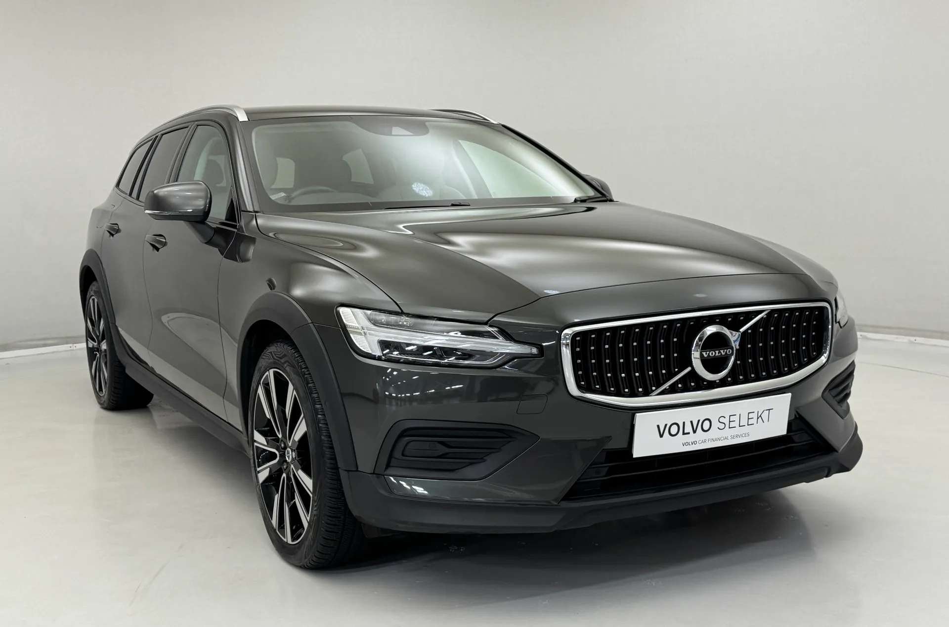 A 2021 VOLVO V60 2.0 B5P Cross Country 5dr AWD Auto A 2021 VOLVO V60 2.0 B5P Cross Country 5dr AWD Auto