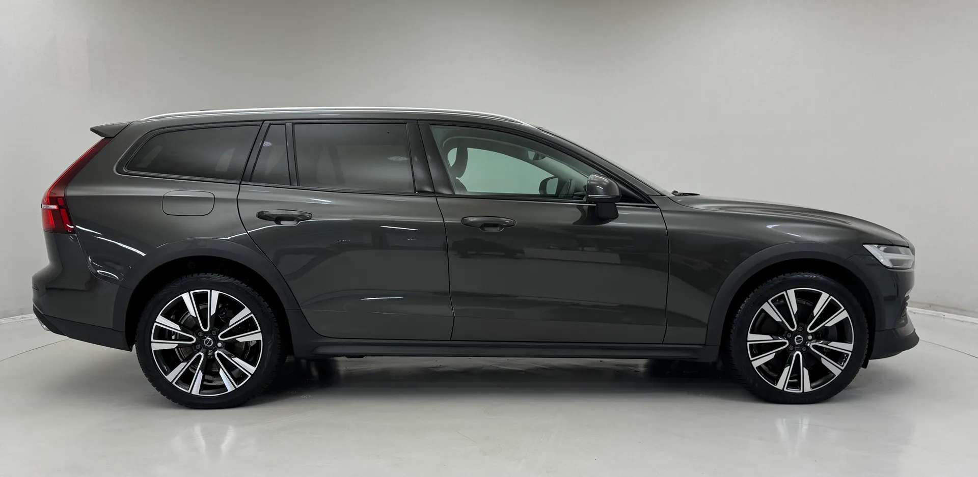 A 2021 VOLVO V60 2.0 B5P Cross Country 5dr AWD Auto A 2021 VOLVO V60 2.0 B5P Cross Country 5dr AWD Auto
