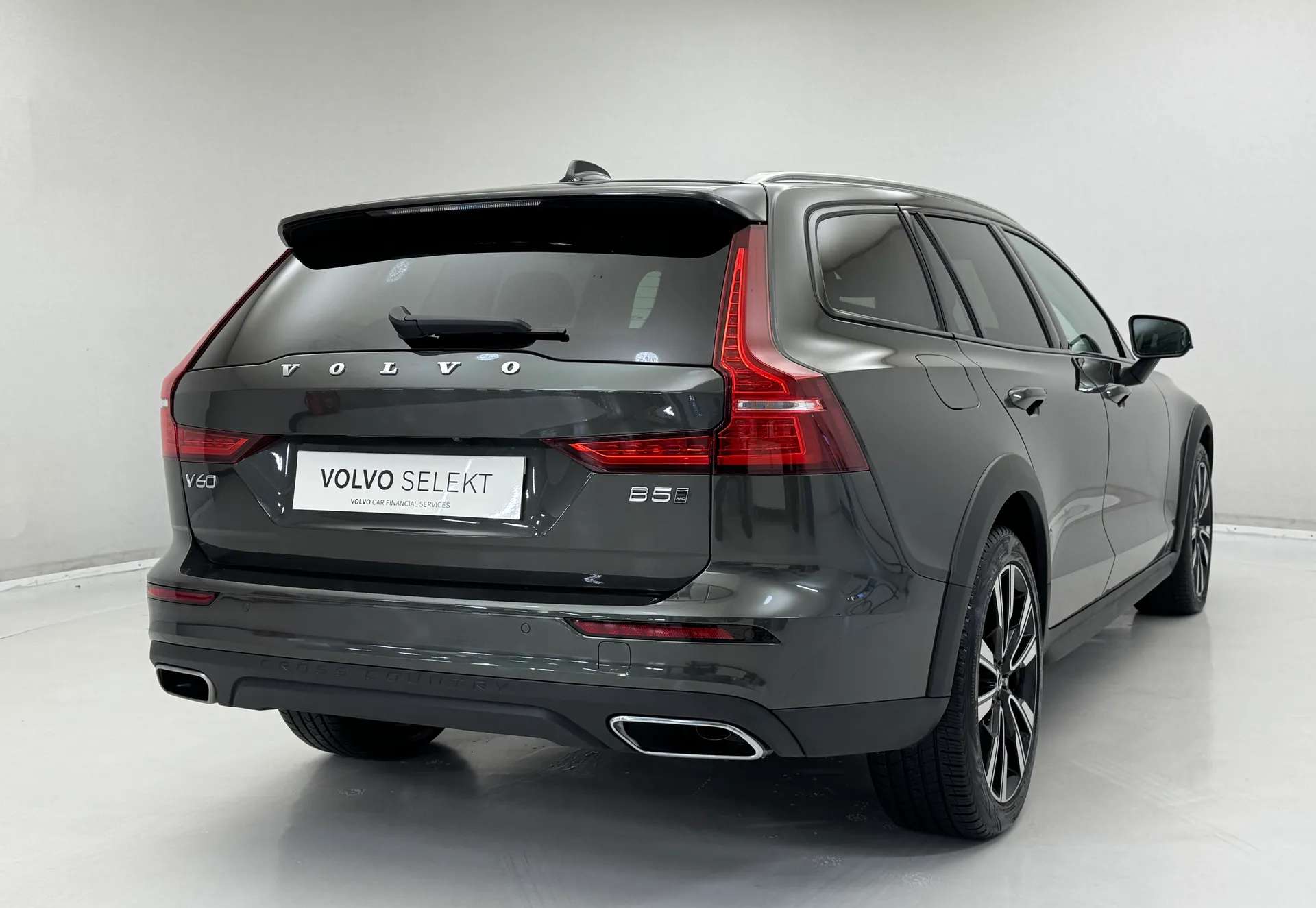 A 2021 VOLVO V60 2.0 B5P Cross Country 5dr AWD Auto A 2021 VOLVO V60 2.0 B5P Cross Country 5dr AWD Auto