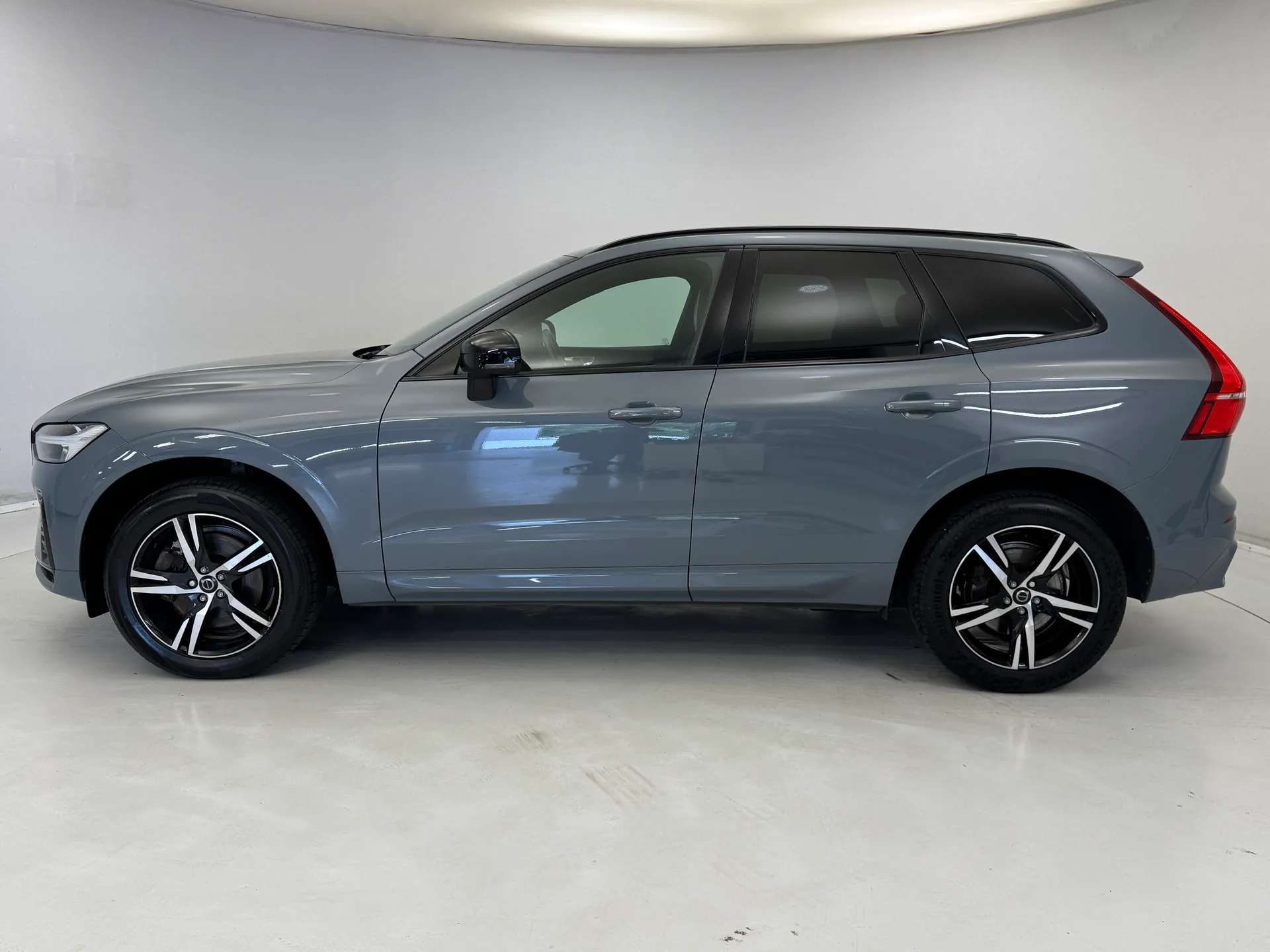 A 2022 VOLVO XC60 2.0 B5P R DESIGN 5dr Geartronic A 2022 VOLVO XC60 2.0 B5P R DESIGN 5dr Geartronic