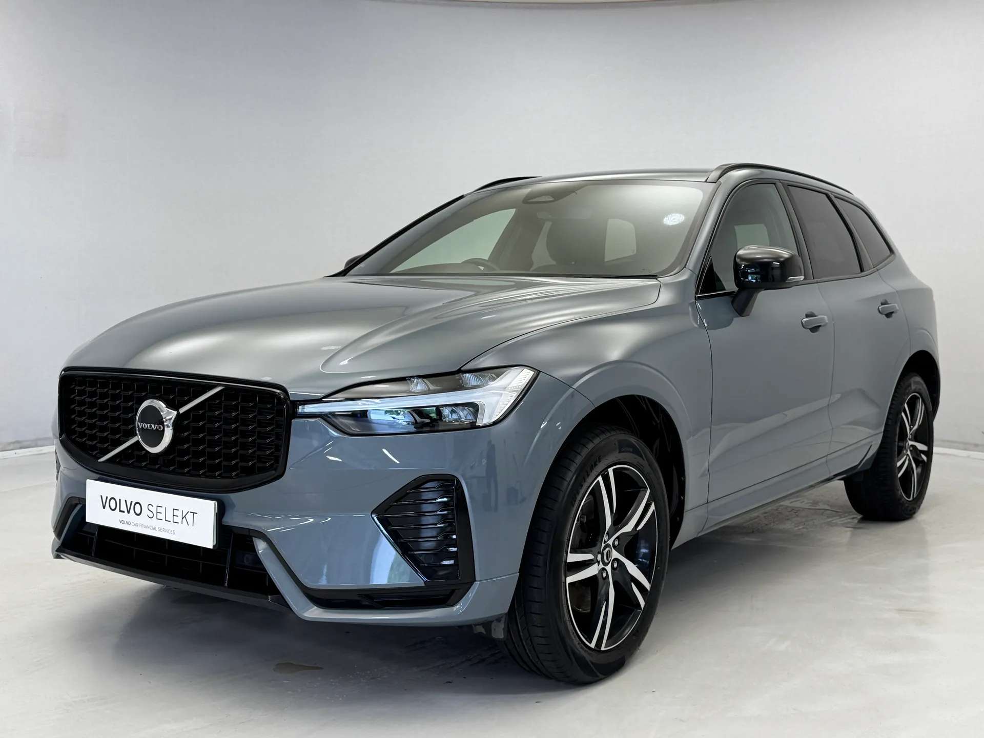 A 2022 VOLVO XC60 2.0 B5P R DESIGN 5dr Geartronic A 2022 VOLVO XC60 2.0 B5P R DESIGN 5dr Geartronic