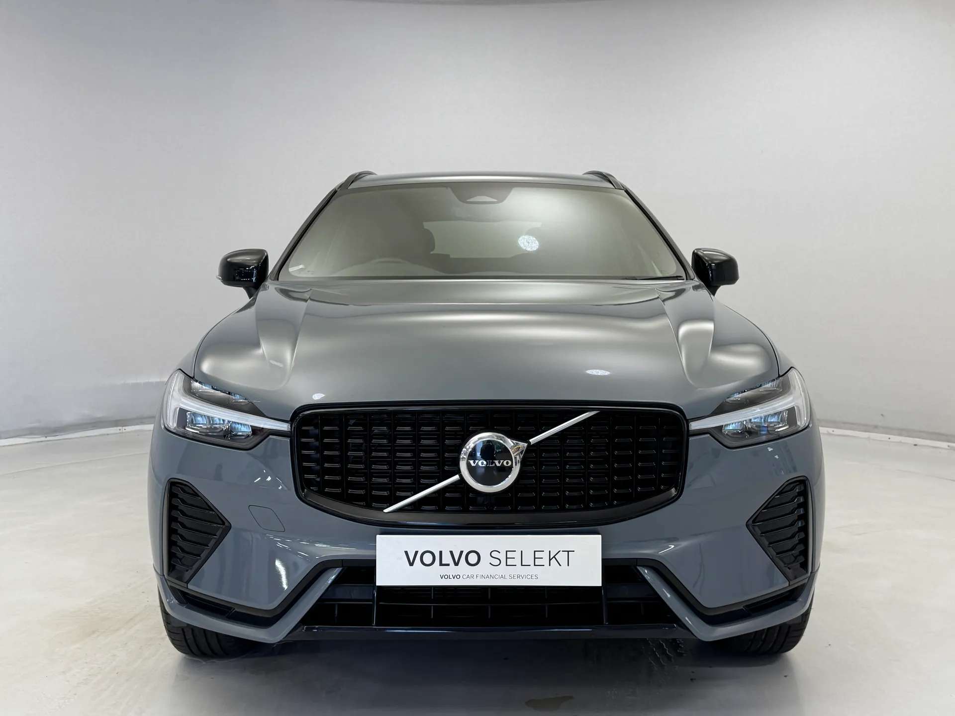 A 2022 VOLVO XC60 2.0 B5P R DESIGN 5dr Geartronic A 2022 VOLVO XC60 2.0 B5P R DESIGN 5dr Geartronic