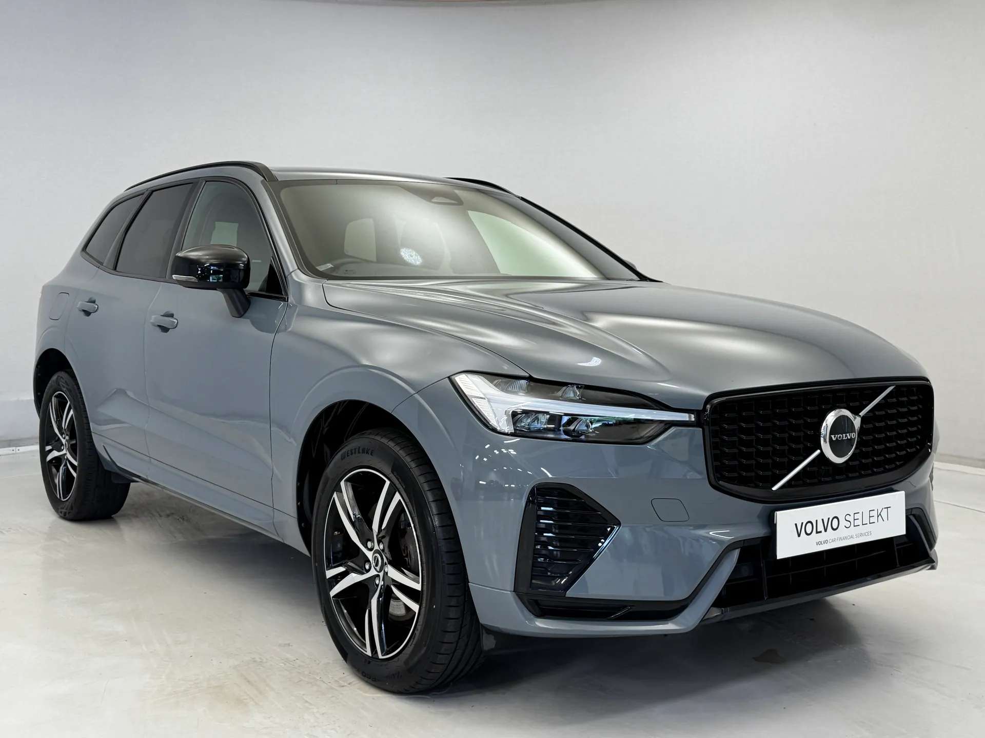 A 2022 VOLVO XC60 2.0 B5P R DESIGN 5dr Geartronic A 2022 VOLVO XC60 2.0 B5P R DESIGN 5dr Geartronic
