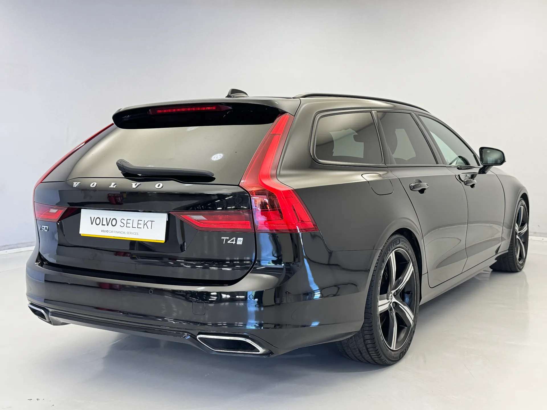A 2020 VOLVO V90 2.0 T4 R DESIGN Plus 5dr Geartronic A 2020 VOLVO V90 2.0 T4 R DESIGN Plus 5dr Geartronic