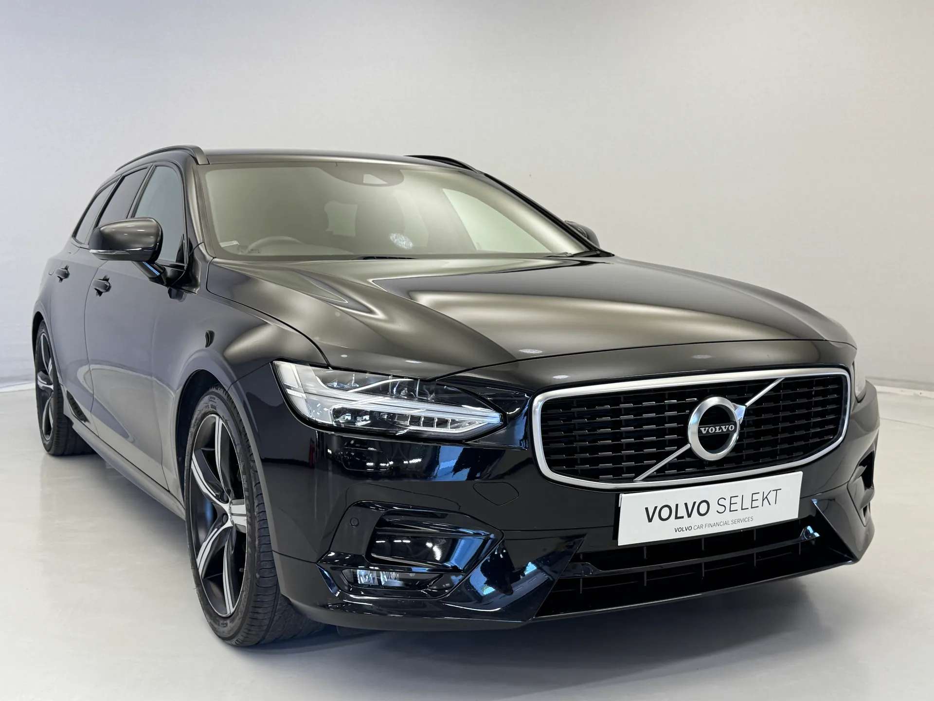 A 2020 VOLVO V90 2.0 T4 R DESIGN Plus 5dr Geartronic A 2020 VOLVO V90 2.0 T4 R DESIGN Plus 5dr Geartronic