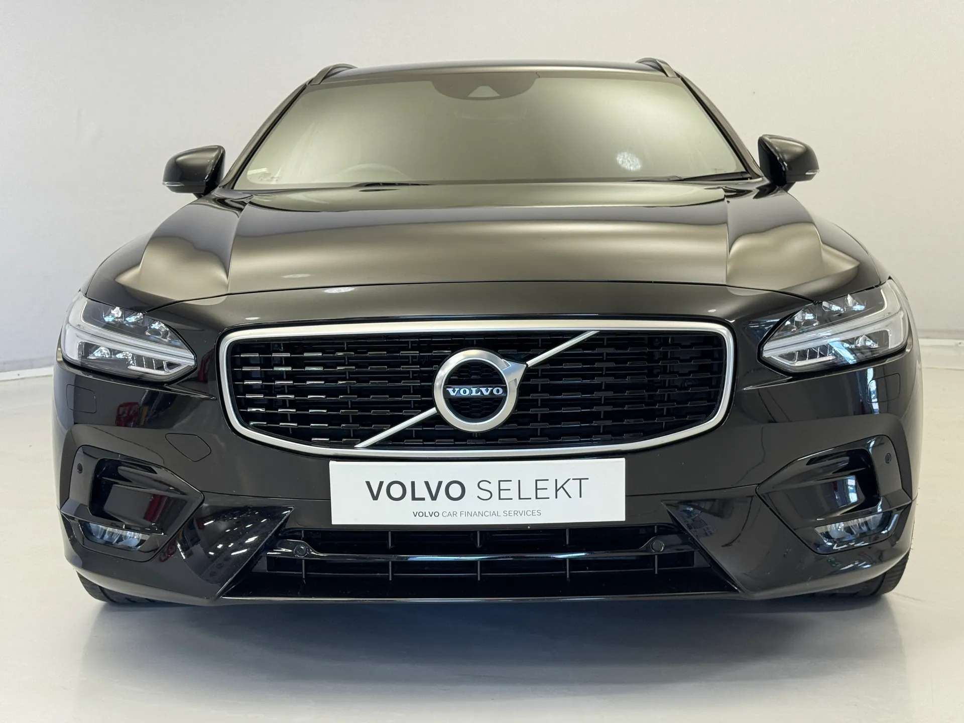 A 2020 VOLVO V90 2.0 T4 R DESIGN Plus 5dr Geartronic A 2020 VOLVO V90 2.0 T4 R DESIGN Plus 5dr Geartronic