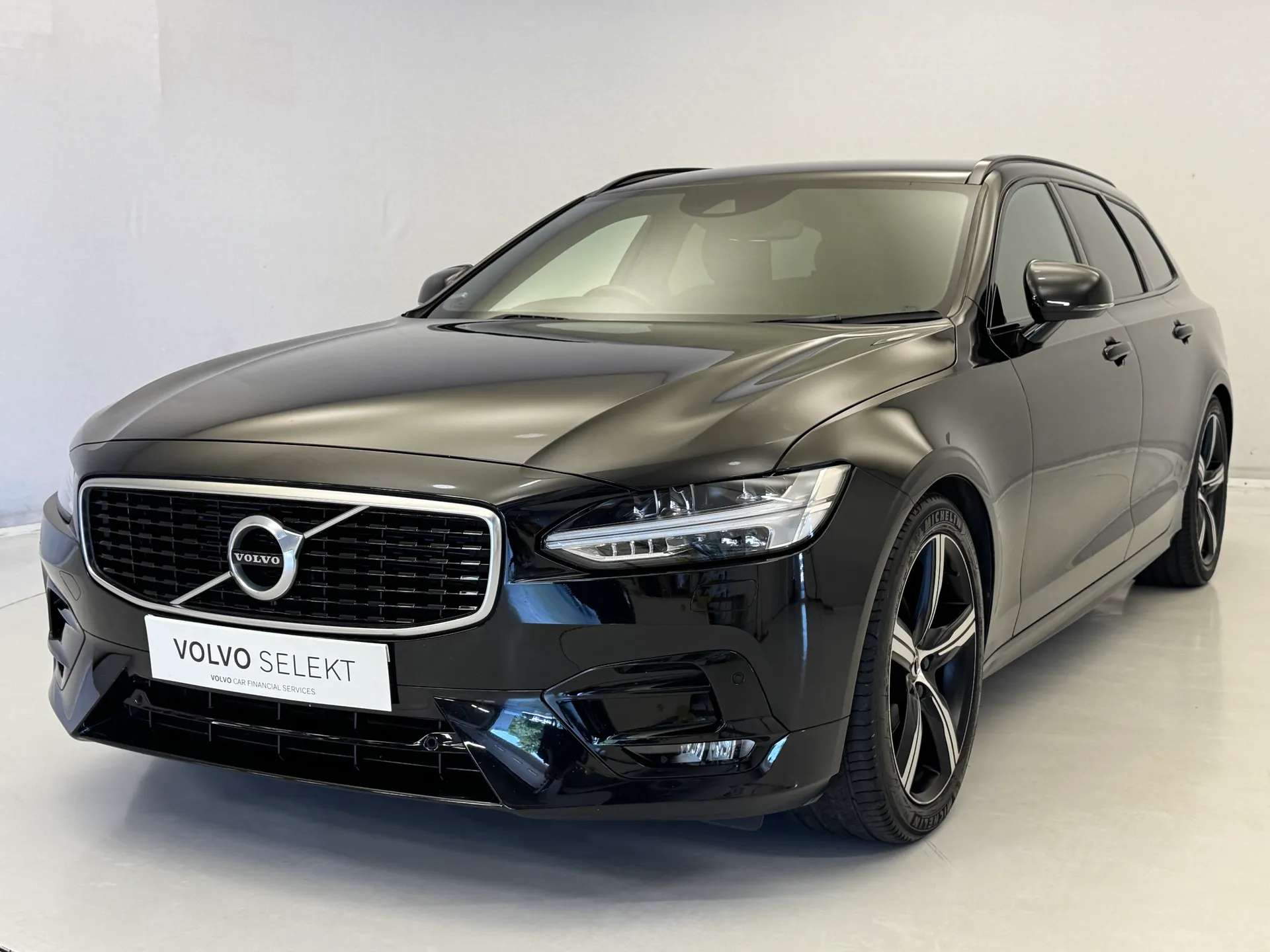 A 2020 VOLVO V90 2.0 T4 R DESIGN Plus 5dr Geartronic A 2020 VOLVO V90 2.0 T4 R DESIGN Plus 5dr Geartronic