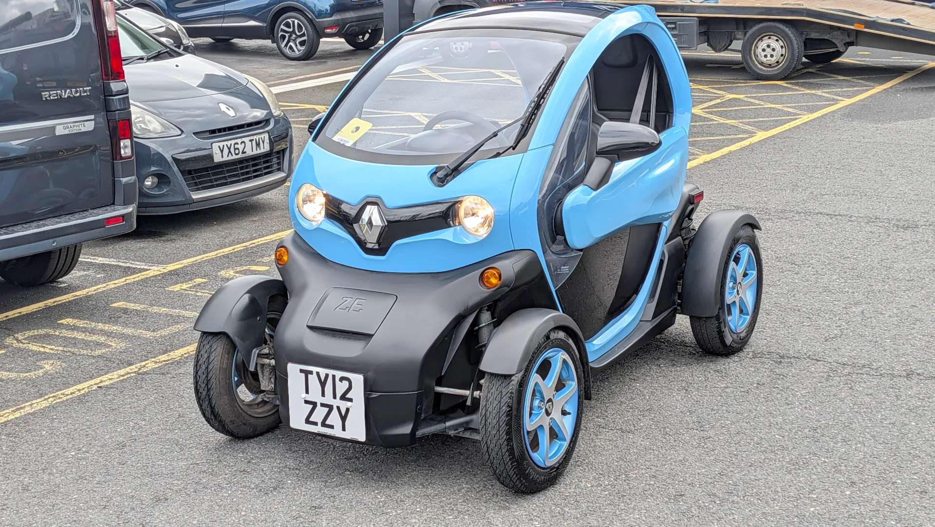 A 2022 RENAULT TWIZY 13kW i-Dynamique 6kWh 2dr Auto A 2022 RENAULT TWIZY 13kW i-Dynamique 6kWh 2dr Auto