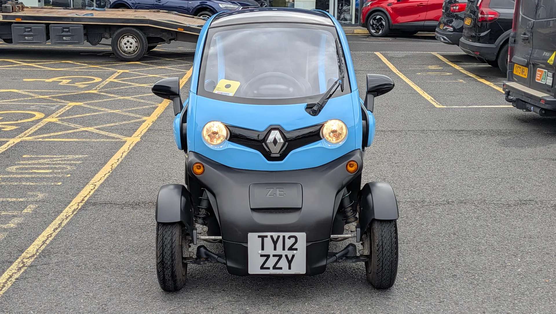 A 2022 RENAULT TWIZY 13kW i-Dynamique 6kWh 2dr Auto A 2022 RENAULT TWIZY 13kW i-Dynamique 6kWh 2dr Auto