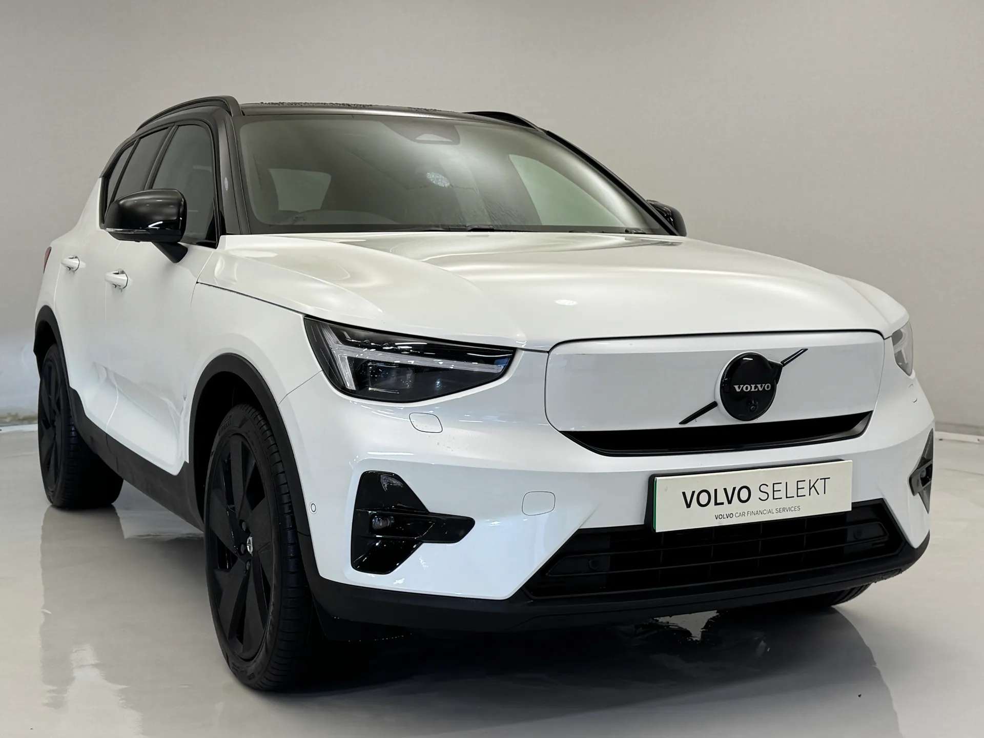 A 2026 VOLVO EX40 185kW Ext Range Ultra Black Edition 78kWh 5dr Auto A 2026 VOLVO EX40 185kW Ext Range Ultra Black Edition 78kWh 5dr Auto