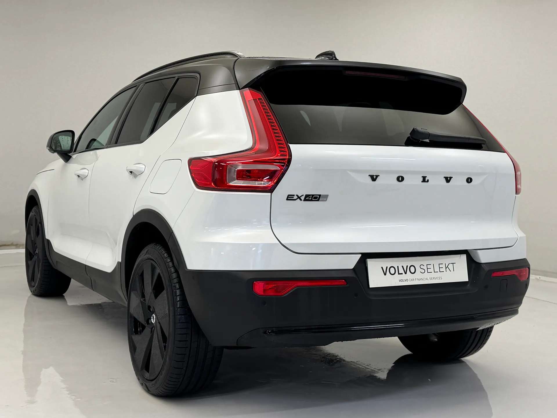 A 2026 VOLVO EX40 185kW Ext Range Ultra Black Edition 78kWh 5dr Auto A 2026 VOLVO EX40 185kW Ext Range Ultra Black Edition 78kWh 5dr Auto