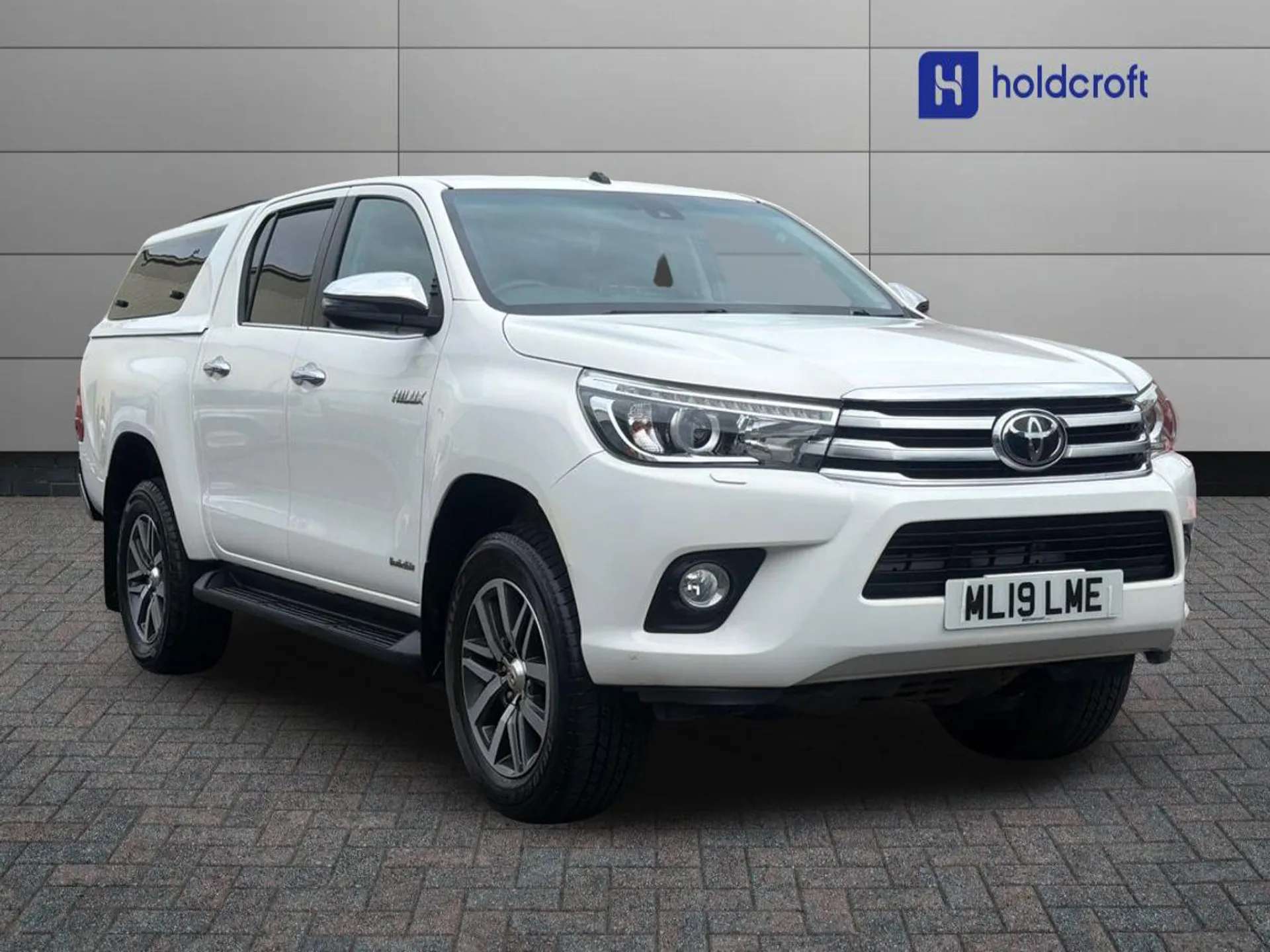 A 2019 TOYOTA HILUX Invincible D/Cab Pick Up 2.4 D-4D A 2019 TOYOTA HILUX Invincible D/Cab Pick Up 2.4 D-4D