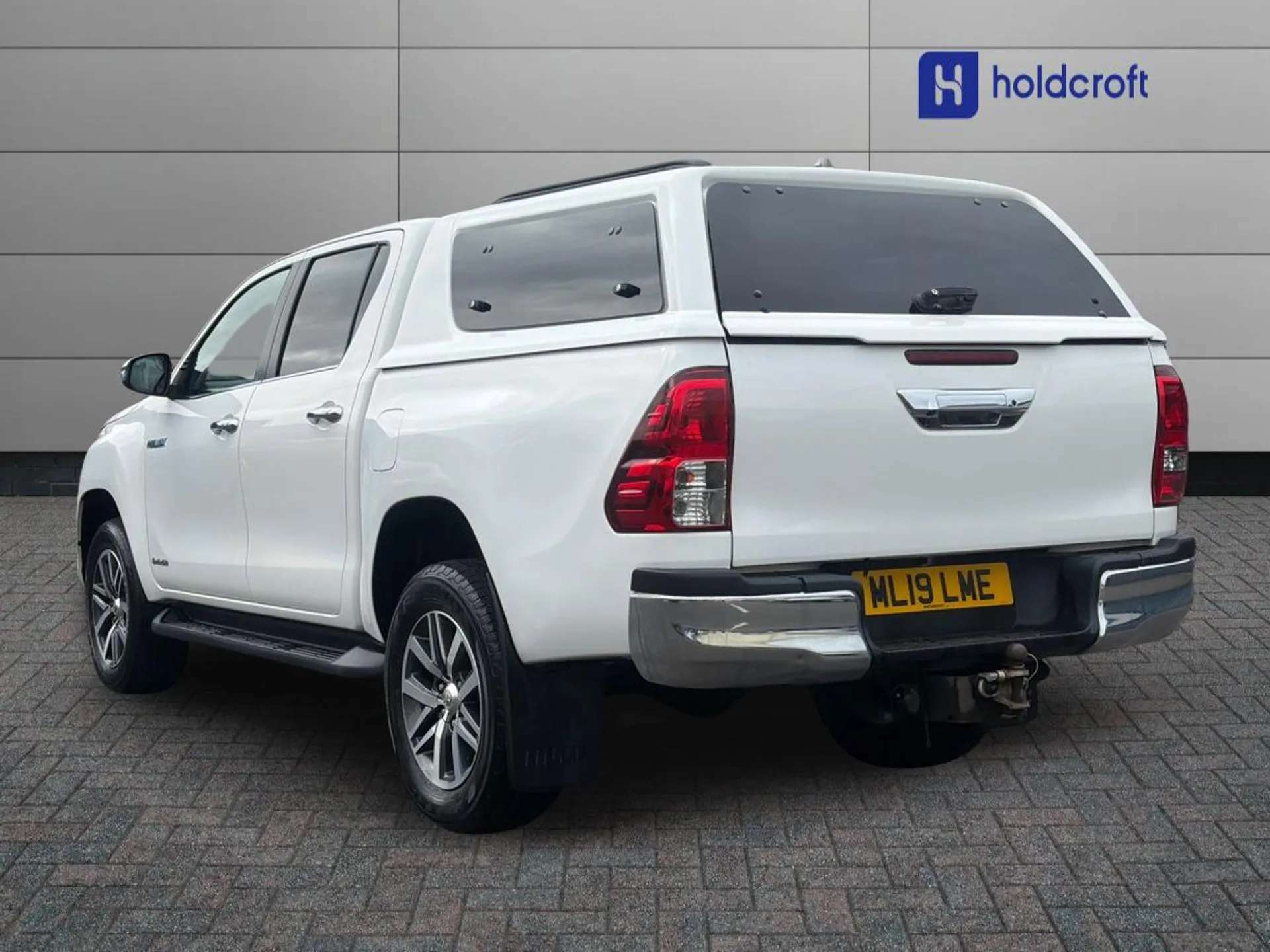 A 2019 TOYOTA HILUX Invincible D/Cab Pick Up 2.4 D-4D A 2019 TOYOTA HILUX Invincible D/Cab Pick Up 2.4 D-4D