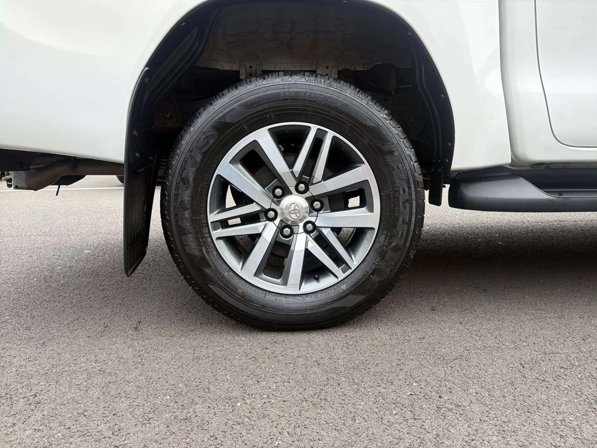 A 2019 TOYOTA HILUX Invincible D/Cab Pick Up 2.4 D-4D A 2019 TOYOTA HILUX Invincible D/Cab Pick Up 2.4 D-4D