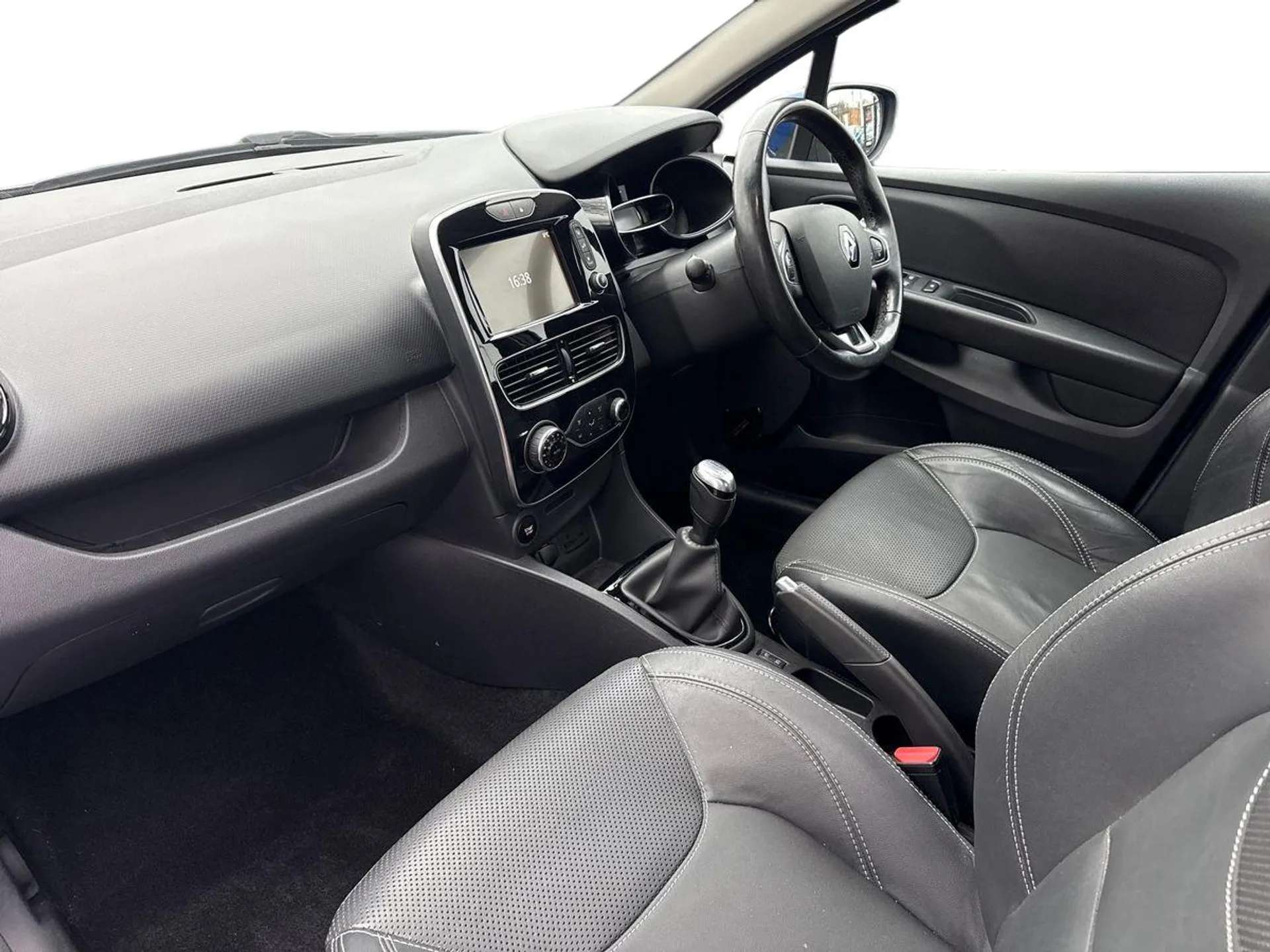 A 2018 RENAULT CLIO 0.9 TCE 90 Signature Nav 5dr A 2018 RENAULT CLIO 0.9 TCE 90 Signature Nav 5dr