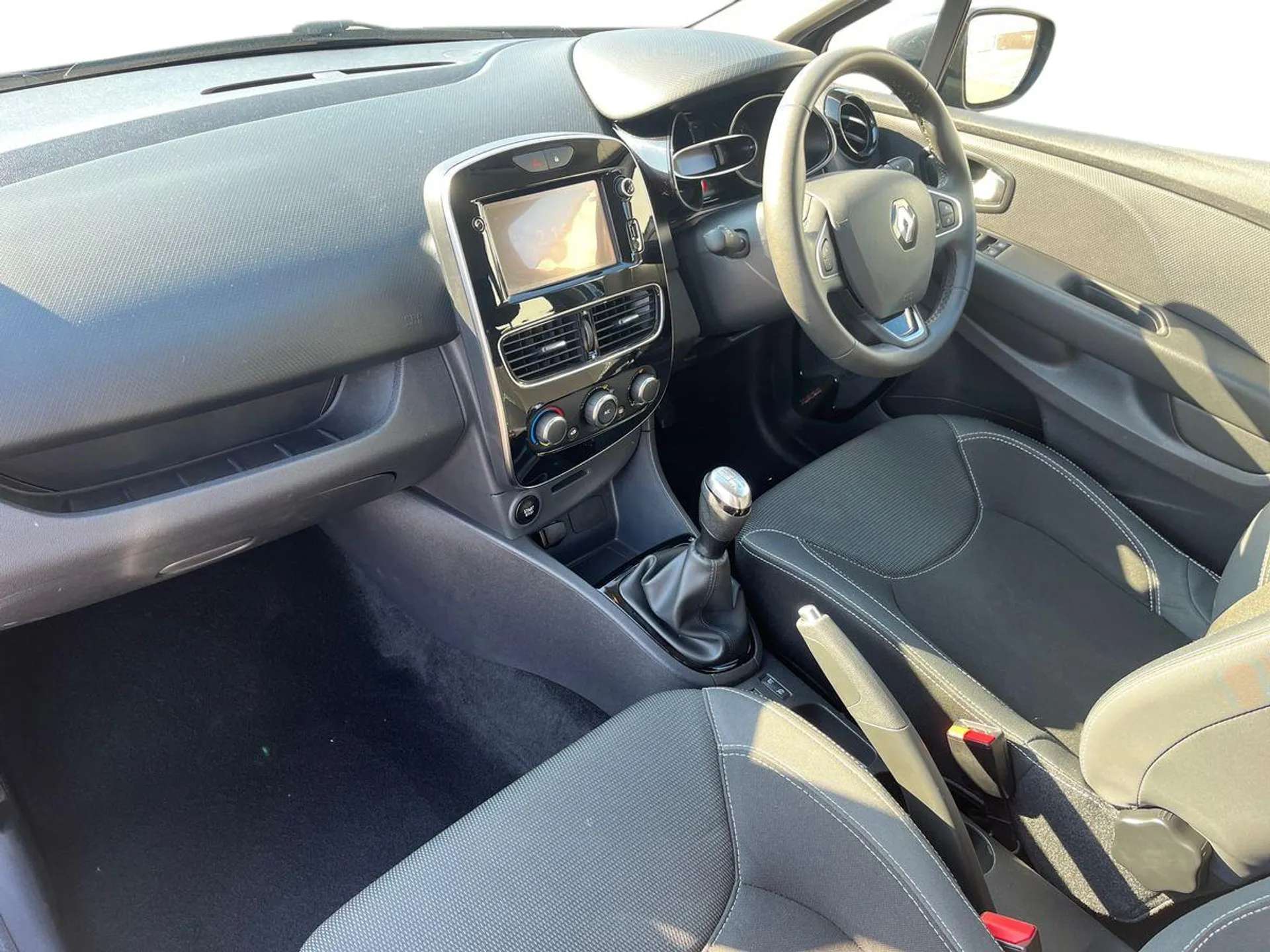 A 2017 RENAULT CLIO 0.9 TCE 90 Dynamique Nav 5dr A 2017 RENAULT CLIO 0.9 TCE 90 Dynamique Nav 5dr