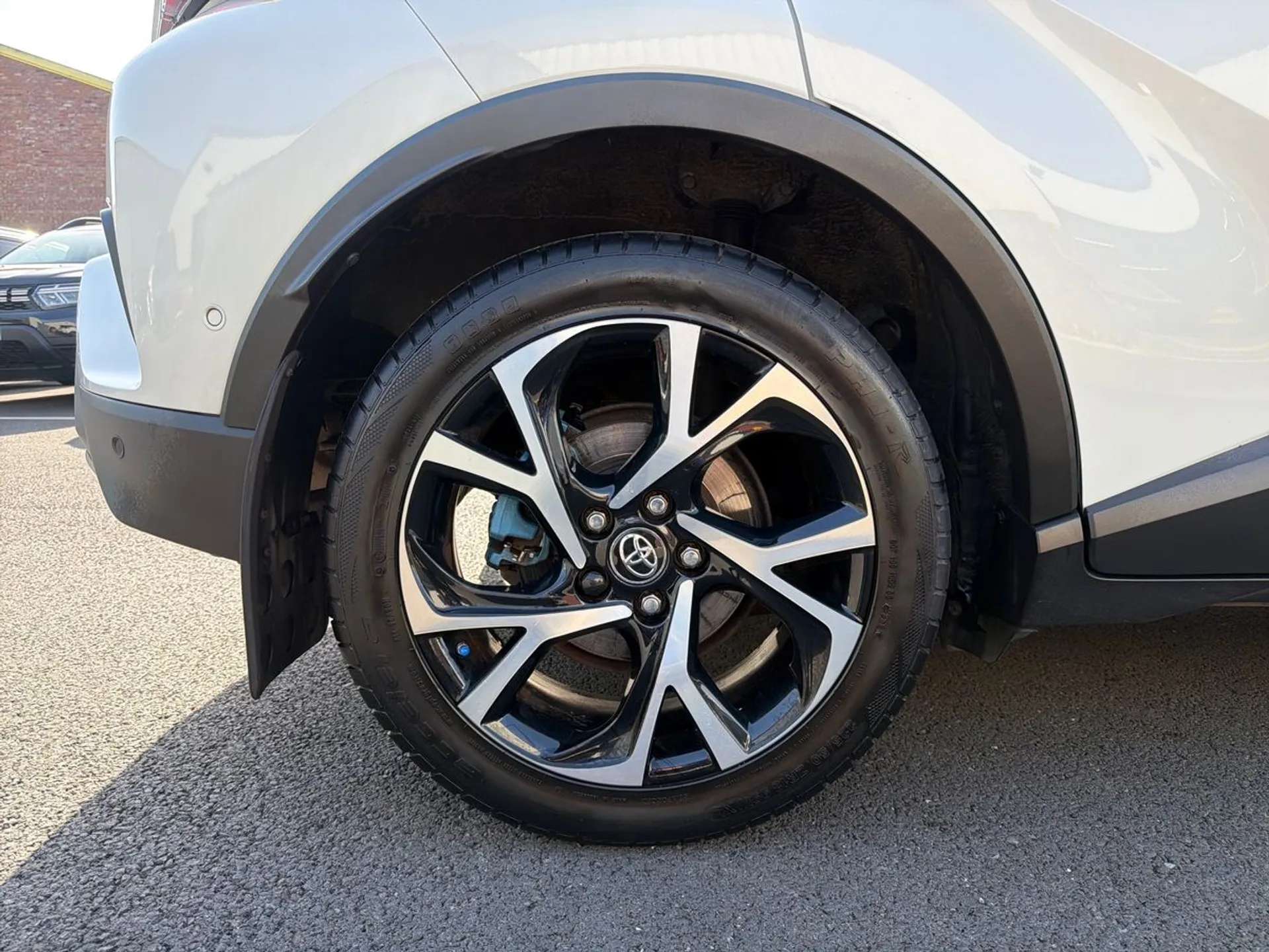 A 2017 TOYOTA C-HR 1.8 Hybrid Dynamic 5dr CVT A 2017 TOYOTA C-HR 1.8 Hybrid Dynamic 5dr CVT