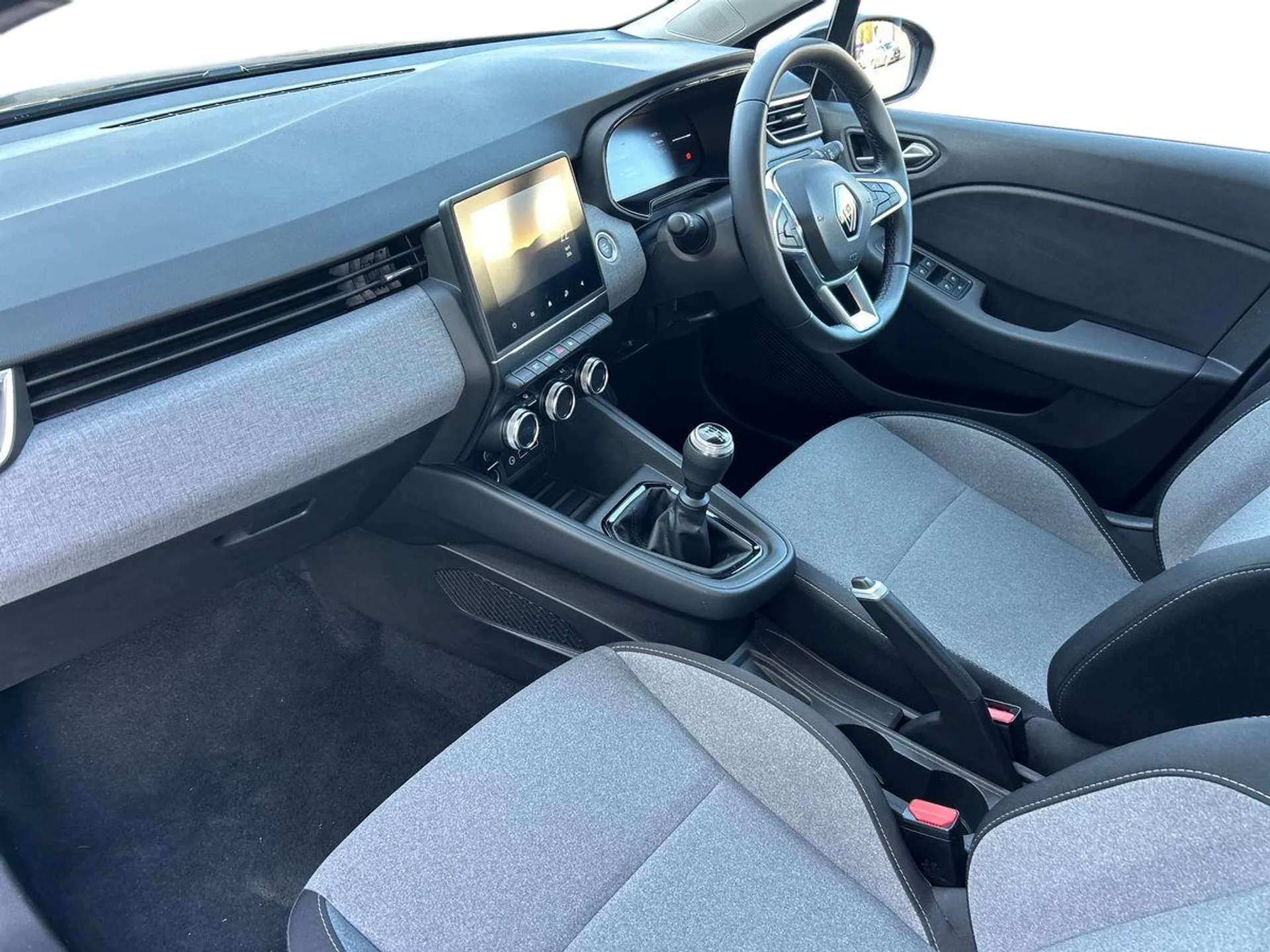 A 2024 RENAULT CLIO 1.0 TCe 90 Evolution 5dr A 2024 RENAULT CLIO 1.0 TCe 90 Evolution 5dr