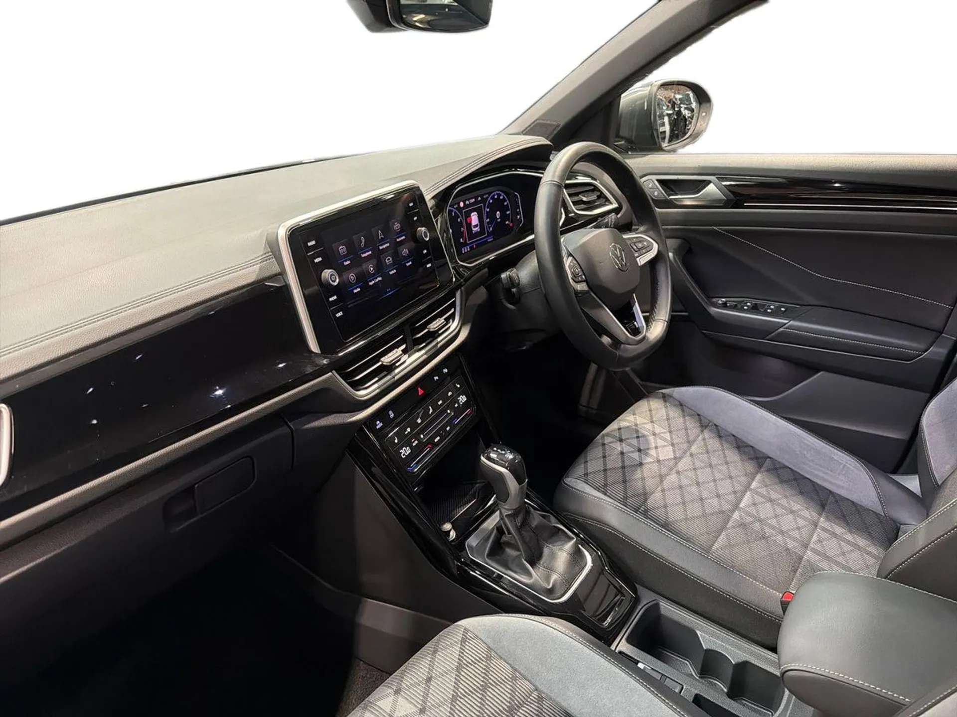 A 2024 VOLKSWAGEN T-ROC 1.5 TSI R-Line 5dr DSG A 2024 VOLKSWAGEN T-ROC 1.5 TSI R-Line 5dr DSG