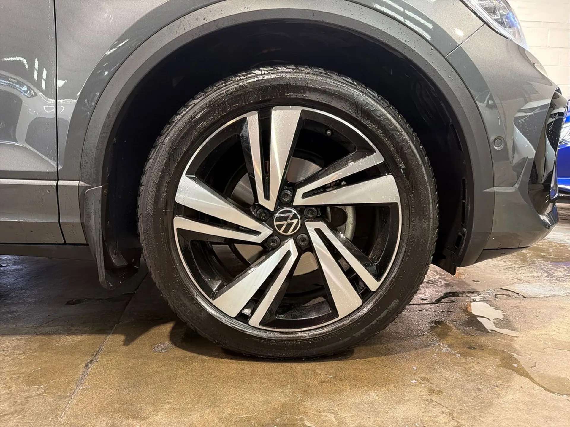 A 2024 VOLKSWAGEN T-ROC 1.5 TSI R-Line 5dr DSG A 2024 VOLKSWAGEN T-ROC 1.5 TSI R-Line 5dr DSG