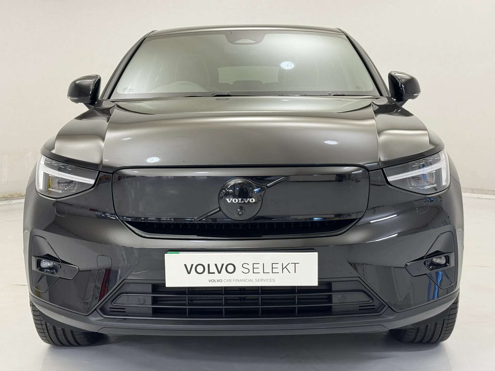 A 2026 VOLVO EC40 325kW TM Perf Ultra Black Edition 82kWh 5dr Auto A 2026 VOLVO EC40 325kW TM Perf Ultra Black Edition 82kWh 5dr Auto