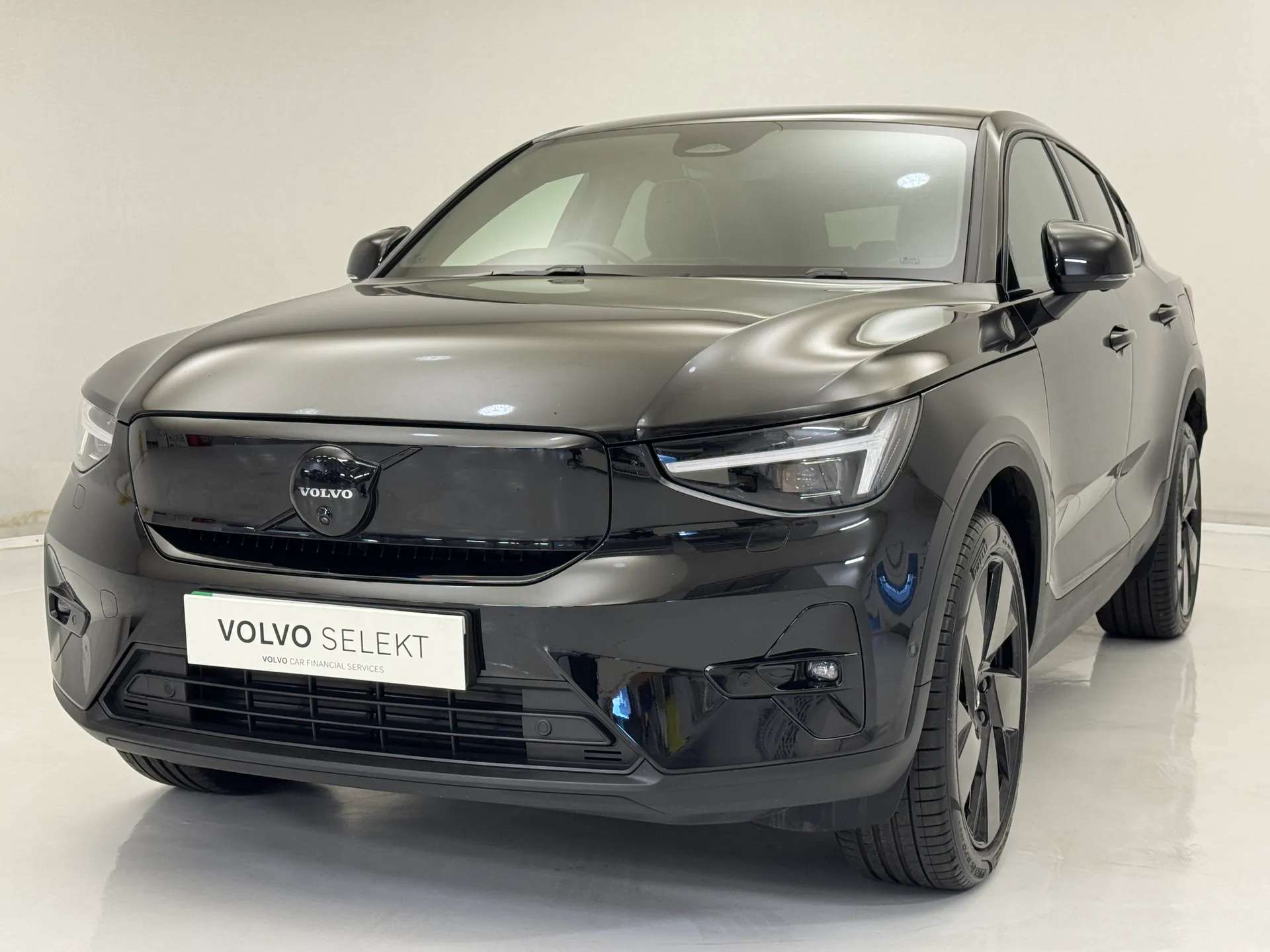 A 2026 VOLVO EC40 325kW TM Perf Ultra Black Edition 82kWh 5dr Auto A 2026 VOLVO EC40 325kW TM Perf Ultra Black Edition 82kWh 5dr Auto