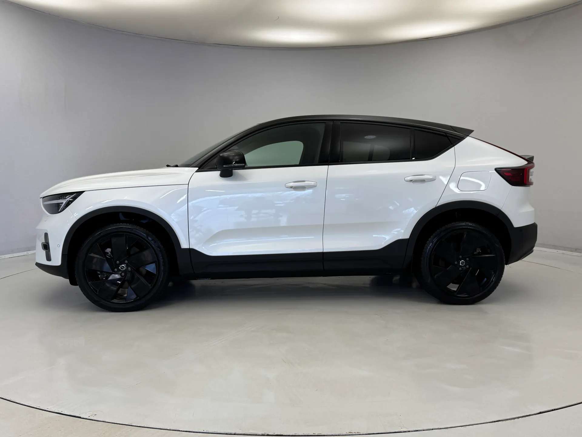 A 2025 VOLVO EC40 185kW Ext Range Ultra Black Edition 82kWh 5dr Auto A 2025 VOLVO EC40 185kW Ext Range Ultra Black Edition 82kWh 5dr Auto