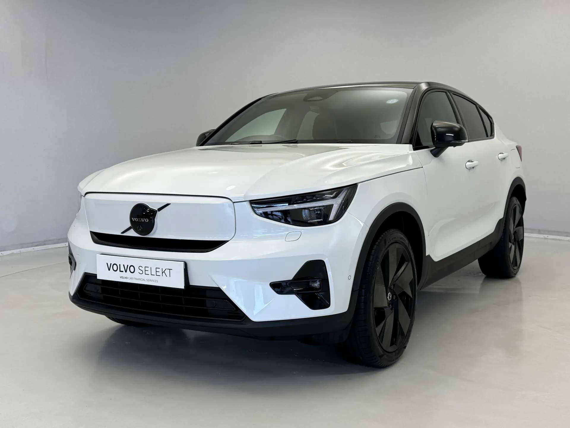 A 2025 VOLVO EC40 185kW Ext Range Ultra Black Edition 82kWh 5dr Auto A 2025 VOLVO EC40 185kW Ext Range Ultra Black Edition 82kWh 5dr Auto