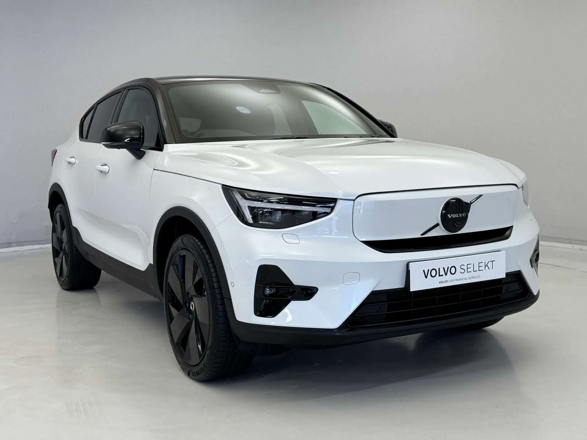 A 2025 VOLVO EC40 185kW Ext Range Ultra Black Edition 82kWh 5dr Auto A 2025 VOLVO EC40 185kW Ext Range Ultra Black Edition 82kWh 5dr Auto