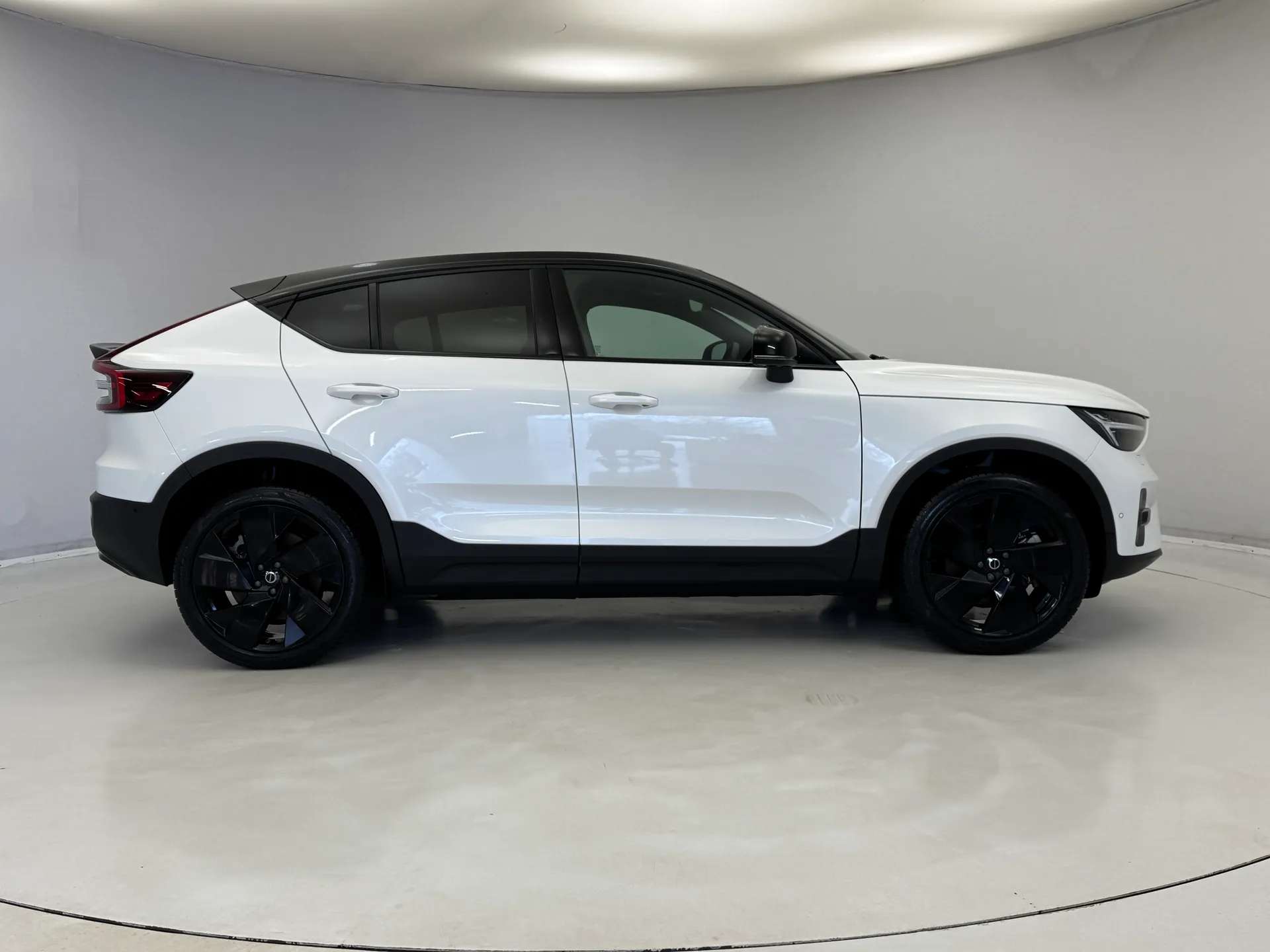 2025 VOLVO EC40 2025 VOLVO EC40