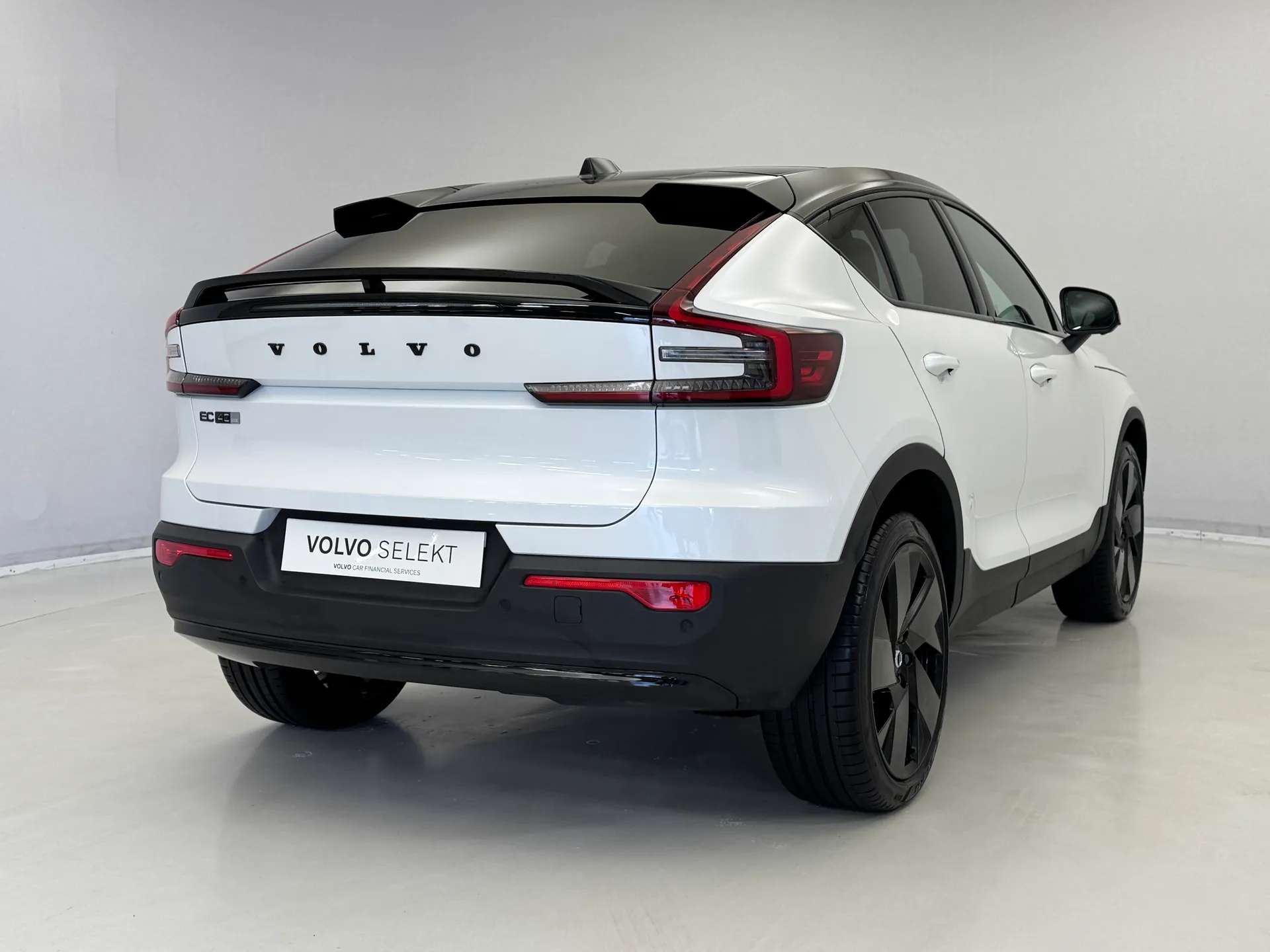 2025 VOLVO EC40 2025 VOLVO EC40