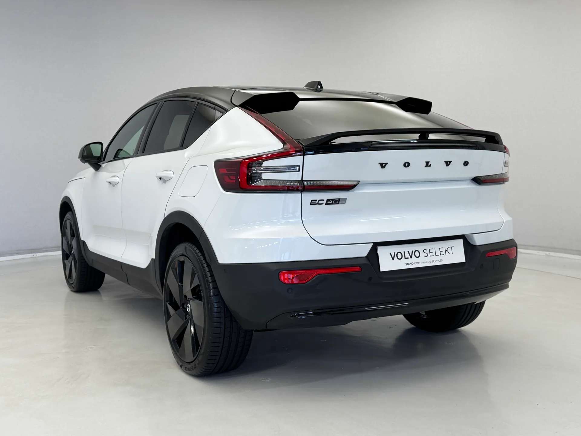 2025 VOLVO EC40 2025 VOLVO EC40