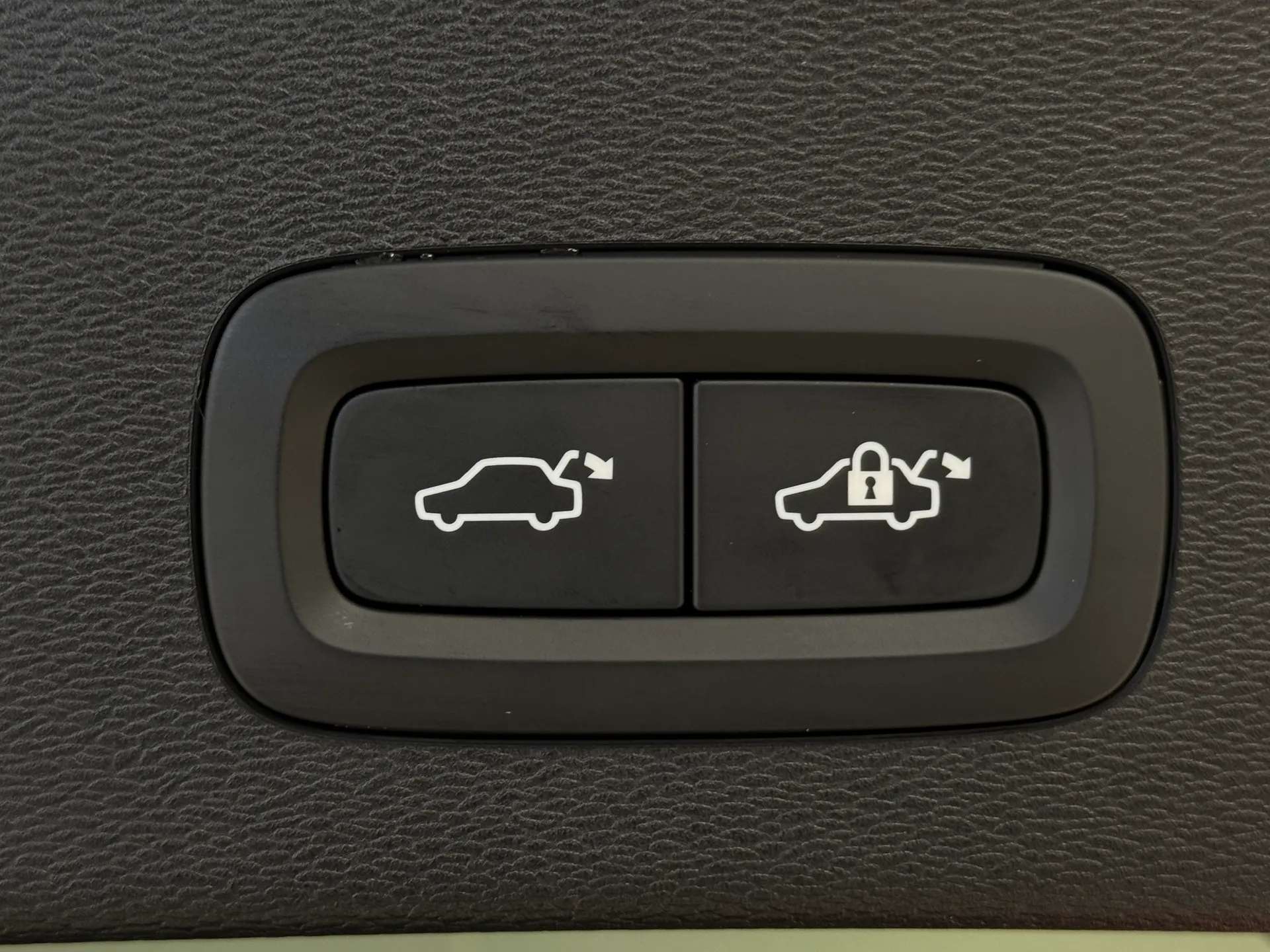 2025 VOLVO EC40 2025 VOLVO EC40