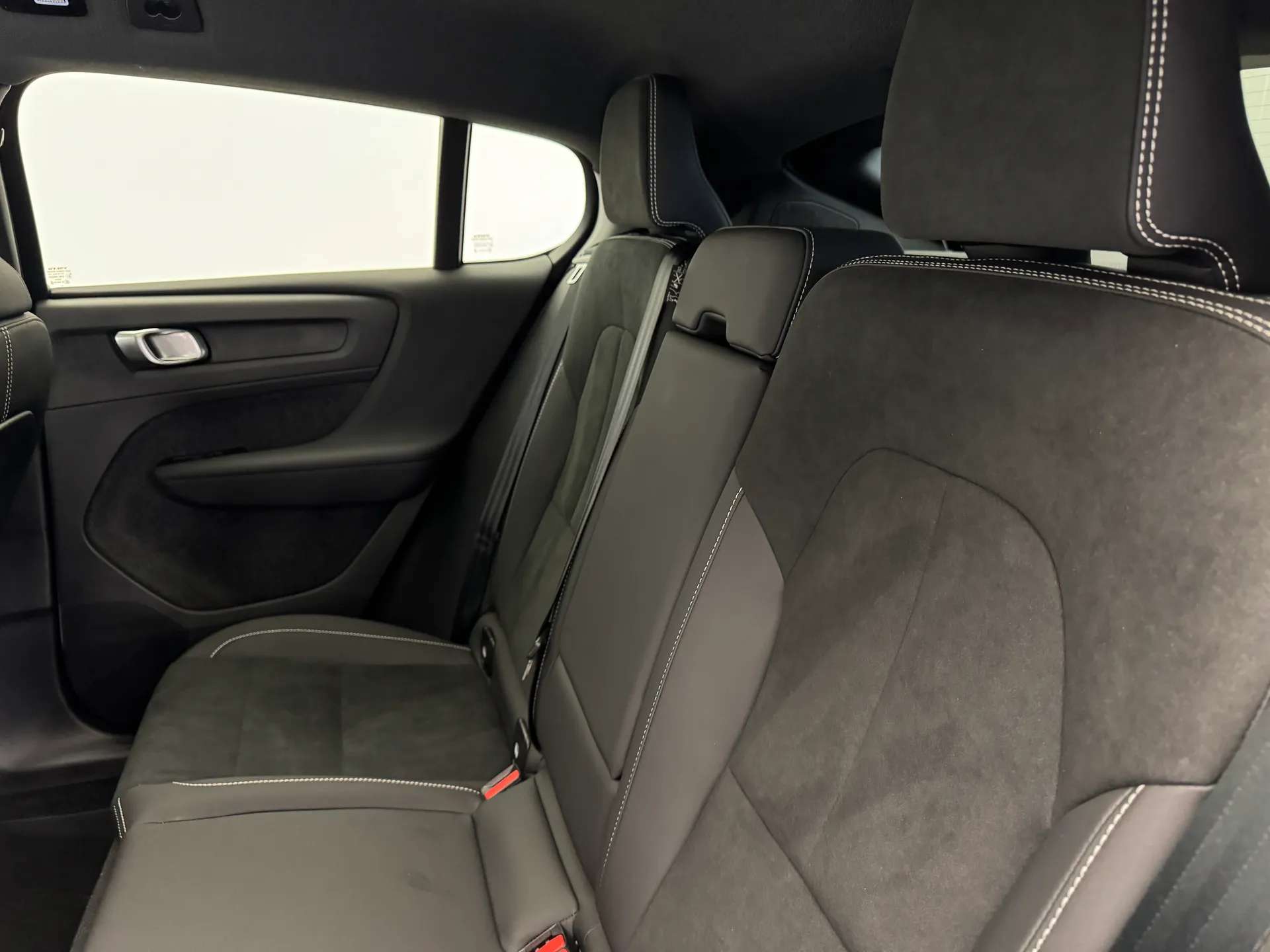 2025 VOLVO EC40 2025 VOLVO EC40